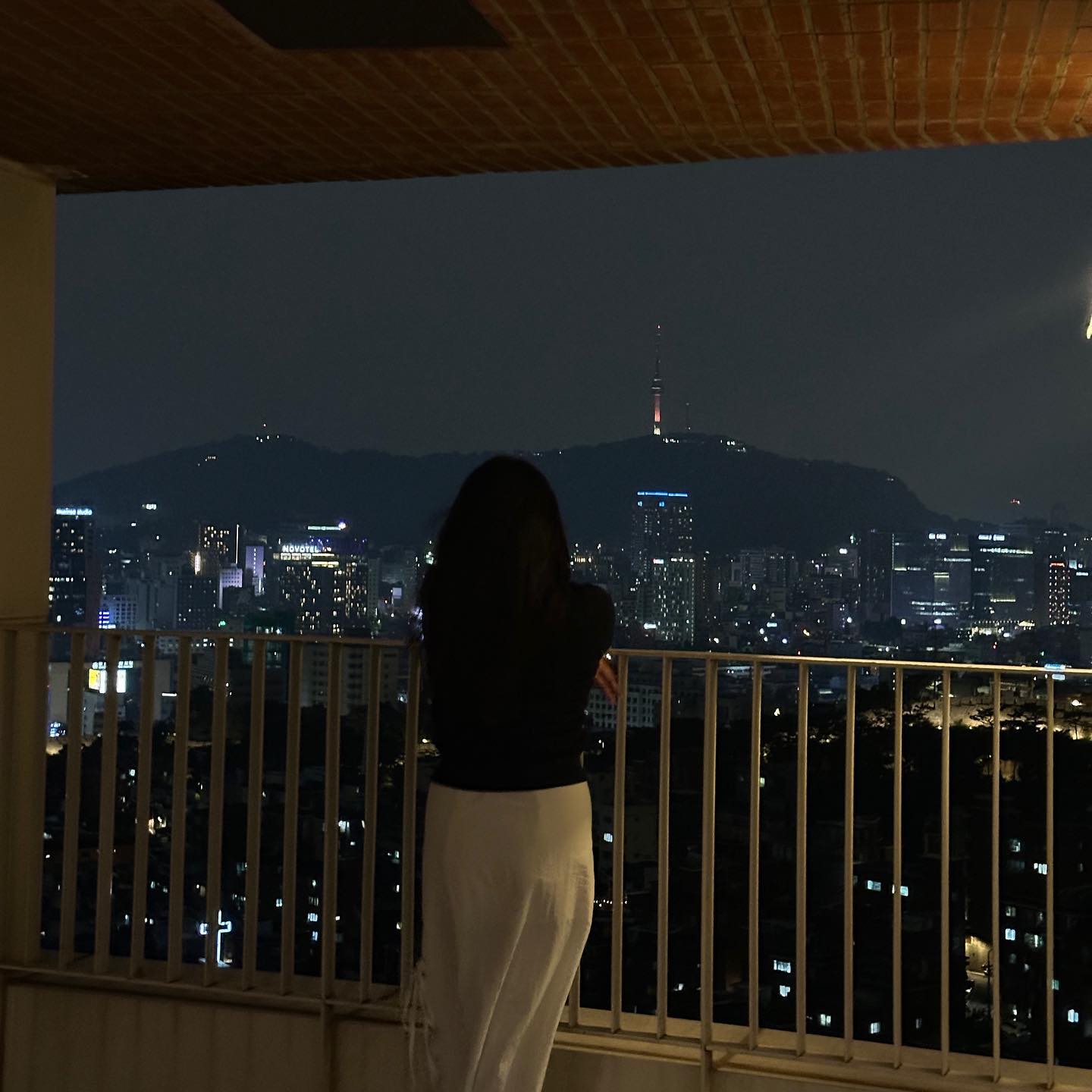 - 근황.

맨날 한적한 바다, 초록한 들판만 보다가 지옥철 2호선에 몇번 숨 넘어갈뻔하고 어깨빵을 일상처럼 쎄게맞고나니 치열하고 각박한 이 세상을 그간 내가 등돌리며 살고 있었구나. 

남산타워만 보면 사진찍기. 번쩍거리는 높은 빌딩 몇층인지 세어보기. 한강건너가는 열차만타면 온갖 감탄사 표출하는 시골녀자의 로망이었던 혜화 연극 데이트 소원성취하고나니 잠시나마 온 세상이 핑크퐁 •.•.•.•
은 착각이었나싶을 정도의 제주에서도 안먹는 더위를 서울에서 먹어버린 이-슈

냅다 서울에 올라와 적응중인 독거노인에게 숨은 잘 쉬고있는지 간혹 들여다봐주십셔🫡