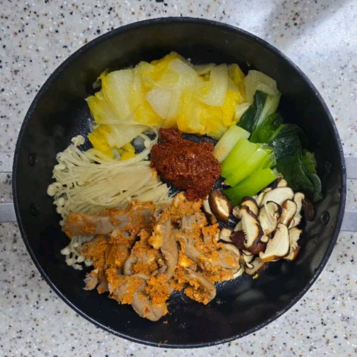 청담동 곱창전골 맛집 '청담해정' 에서 
한우곱창 밀키트를 보내주셨어요 !

📌 청담해정

🎈 위치 : 서울 강남구 압구정로79길 20
🎈 번호 : 0507-1368-2150
🎈 영업시간 : 평일 11:00 - 23:30 / 주말 11:00 - 21:30
🎈 주차 : 무료 

집에서도 맛을 볼 수 있는 
청담해정 밀키트가 출시되었어요

소리질러 !!!!!!!!!

가고 싶었는데 멀어서 포기했다가
밀키트 덕분에 맛 본날..♡

✅ 최상급 구이용 100% 한우 곱창
✅ 한우 양지, 사골 육수 사용
✅ 매장 6만원 / 밀키트 :저렴하지만 똑같은 품질과 맛을 먹을 수 있음 
✅ 야채부터 소스까지 완벽한 구성
✅ 곱이 가득 !!!!!

💡 잡내 없음
💡 야채 손질 완벽
💡 깔끔하고 완벽한 아이스 포장
💡 넉넉한 소스
💡 한우 곱창만 250g
💡 두번의 고온 스팀으로 쪄내서 부드러운 식감

🥰 Thank you glyde.co.kr 🥰

#협찬 #글라이드 #청담해정 #글라이드x청담해정 #곱창전골 #곱창전골맛집