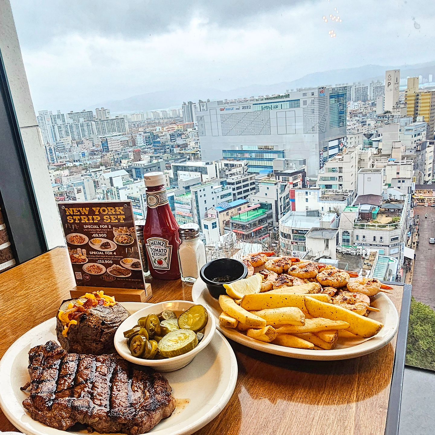#울산맛집 
이보다 좋을 수 있나 #울산단체회식 #울산모임하기좋은곳

뷰부터 심쿵하는 #텍사스로드하우스울산점 #울산현대백화점
신메뉴 런치세트로 푸짐하게 먹지만 금액적인 부담은 내려가👍

#울산모임 #송년회 #크리스마스분위기 다 끝났다면,
편하게 배민으로 즐길 수 있는 #울산스테이크맛집 #울산남구맛집

미쿡인들이 사랑하는 스테이크 전문점이니까💕
음식이 주는 힐링이 필요할 때 추천하는 #울산파스타맛집

#울산데이트 #울산가족모임 #울산생일파티 #울산기업회식
#울산크리스마스갈만한곳 #울산삼산동 #울산텍사스로드하우스