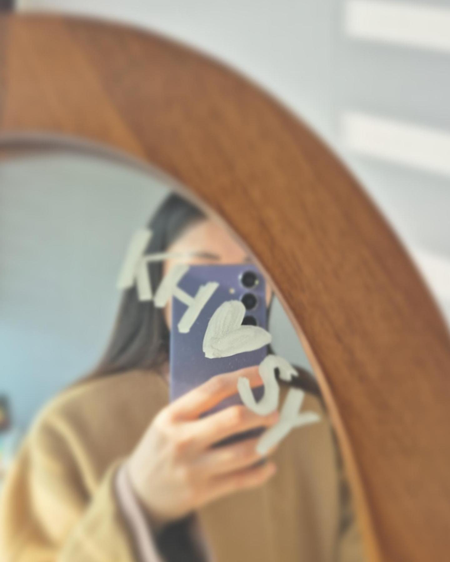 음..그동안...........

핸드폰도 샀고..사실 척척후니가 알아서 신상으로 바꿔줌.... 👍
당근공주도 만났고..야무지게 도서관까지 갔다가 헤어짐ㅋㅋ
귀여운 양말 선물도 받고.. (쌤 고마와용 🤍)
누룽지도 만났고..(맛난 음식 먹고, 윤슬까지 보고왔지... 👏 )
그릇 만들러 갔는데 접시는 뒷전..... 역시나 공룡....🦕 
그 덕에 커피 마실 수 있어서 좋았음.... ☕️ 
푸바오 만나러 에버랜드도 갔었고...... (...... 작년 ....^^....)
다같이 회식도 했고..............참.. 즐거웠어요... 🍻
책방도 열심히 다니면서.. (올빼미기사가 마지막일수도..😢)
훈짱이랑도 잘 지내고 있음 (만취로 집에 가는 길이었지...ㅋㅋ)

뭐..안궁금하겠지만..그래요..^^.. 다들..새해 복 많이 받아요💕