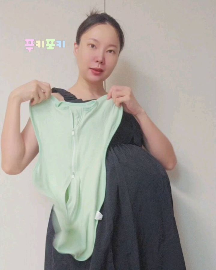 푸키포키 가을겨울용 면 스와들이에요🧸
너무너무 귀엽쥬? 담주면 만나게되는 아기에게 얼른얼른 입혀보고 싶답니다.
포키포키 스와들 주변에서 많이 사용하고 있어서 이건 고민없이 골랐는데 굿👋

태열있는 아기도 너무 편히 이용할 면소재에 모로반사를 잡아주는 나비디자인이에요
이중 마감에다가 양방향 지퍼라서 엄마아빠에게 너무 편할것 같쥬?

파스텔톤이 너어무 어여뻐서 색상 고르는데도 한참 걸렸답니다.

귀여운 생명을 위한 특별한 선물로 이만한게 없쥬💜💜💜
손 다리는 자유롭고 답답하지 않게 만들어준게 엄마의 정성이 그대로 들어간 디자인인듯
너무 귀여워어🐻

piozia.official #스와들