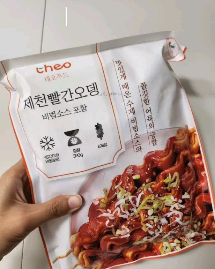 #제품협찬
날씨가급쌀쌀해지면서찬바람이.....
오늘은흐린하늘에비까지내리니
뜨끈하고매콤한게땡기는날ㅋㅋㅋㅋ

주말인대거하게요리하고싶지는않고
어차피내가해도맛있게할자신이없으니....
오늘의야식메뉴는
냉장고에소중히쟁여둔제천빨간오뎅이다!!

양념까지들어있으니
끓이기만하면되니깐세상간편하고
게다가맛도있으니이건뭐....
필수아이템ㅋㅋㅋㅋㅋㅋㅋㅋ

생각보다매콤해서맵찔이는헥헥했지만
그래도맛있게매워서계속들어간다앗ㅋㅋㅋ
떡까지넣으니이건뭐떡볶이🩷

야식술안주로도진짜너무좋고
가을가을한날씨에캠핑요리로도넘나좋을듯👍🏻
간편한대맛있으니말다했지모ㅋㅋㅋ

꼬불이오뎅이라더맛있는빨간오뎅👍🏻
더쟁여놨다가캠핑갈때챙겨가야짓ㅋㅋㅋ

theo__food 

#협찬#테오푸드#제천빨간오뎅#매운어묵#빨간어묵
#간식#캠핑밀키트#캠핑음식#술안주#매운오뎅탕
#매운어묵탕#캠핑 #야식메뉴 #가을야식 #맥주안주
#홈쿡 #밀키트추천