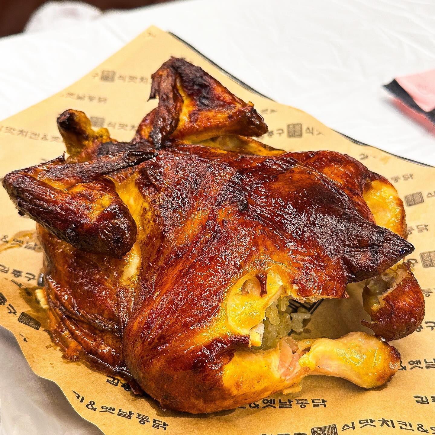 🍗[#김종구식맛치킨] - 계속 주문하고 싶은 치킨집 비결 3가지 

1⃣ 식어도 맛있는 치킨 
전기통구이에 기름기를 쫙 뺀 치킨이라서 
식어도 맛있고 따뜻할때는 더 맛있는 치킨이에요 

2⃣ 다양한 세트 구성 
치킨+떡볶이 그리고 통집튀김이랑 안주까지 치맥하러 왔다가 
완전 든든하게 먹을 수 있는 곳이에요 

3⃣ 가성비 넘치는 금액대
메뉴 3가지를 3만원대에 먹을 수 있어서 가성비 최고로 즐길 수 있는 곳이에요 

💲메뉴 및 가격:
-세트 4번(찹쌀통닭구이+똥집튀김+어묵듬뿍국물떡볶이) 33,000원 
-도미살 부산어묵탕 12,000원

📍위치:
경남 김해시 내외중앙로 73 1층 102호

⏰영업시간:
매일 16:00 - 24:00
격주 월요일 휴무 

☎예약 및 문의:
0507-1386-6690

▶ SNS채널 
sm_7136688 

#김해맛집 #김해맛집 #김해술집 #김해치킨
#치맥 #불금 #치킨집추천 #옛날통닭 #내동맛집 #내외동맛집 #김해연지공원맛집 #연지공원맛집 #여행스타그램 #맛집스타그램 #술스타그램