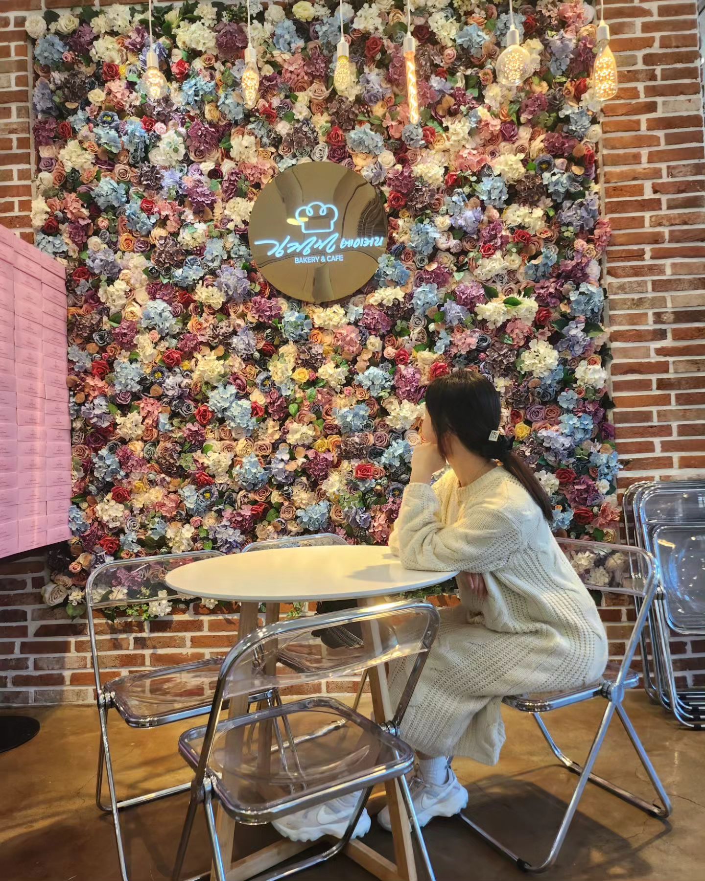 남편과 데이트🤎
빵의성지 다녀옴😍
빵..진짜많다ㅋㅋㅋ

드라이브하고 밥은 집에와서
먹기ㅋㅋㅋ

날도좋고 잠깐나온것도 힐링되네🤎🤎

여보..우리내일 만난지2000일이다🤩🤩
.
.
.
#남편 #아내 #데이트 #신혼 #사랑해