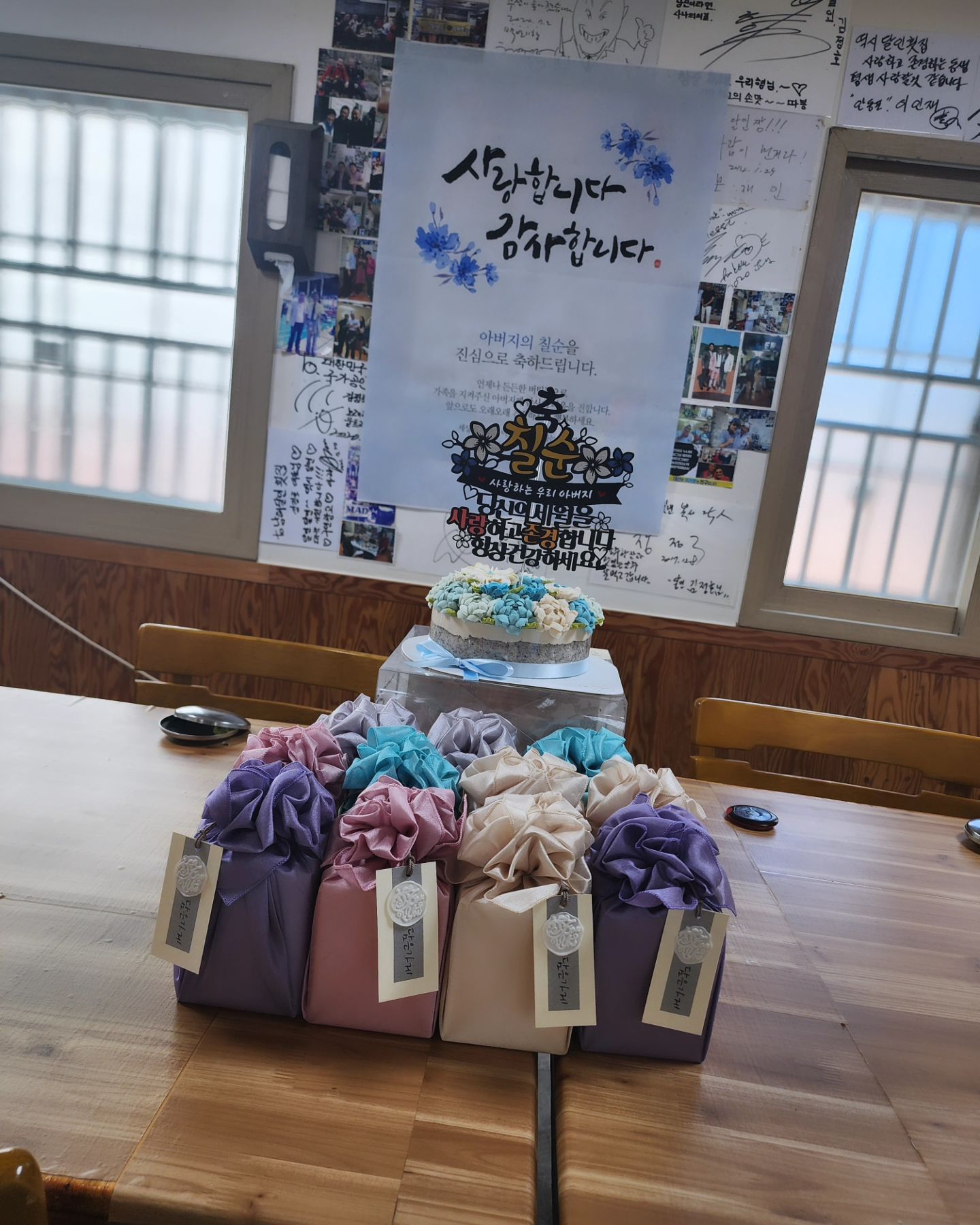 #칠순파티🎉  #칠순생신상 

아버지가 친구분들이랑 식사하고 싶으시다 해서
룸있는 식당으로 예약하고 케익준비하고
와주신분들을 위해 답례품까지 준비했다 😍
우리 아버지 좋아하니 나도 좋으네 !!
아프지말고 항상 건강하시길 

#아버지사랑해 #아버지칠순축하드립니다 
#딸이준비한칠순파티 #오래오래건강하세요❤️ 
#딸이최고지