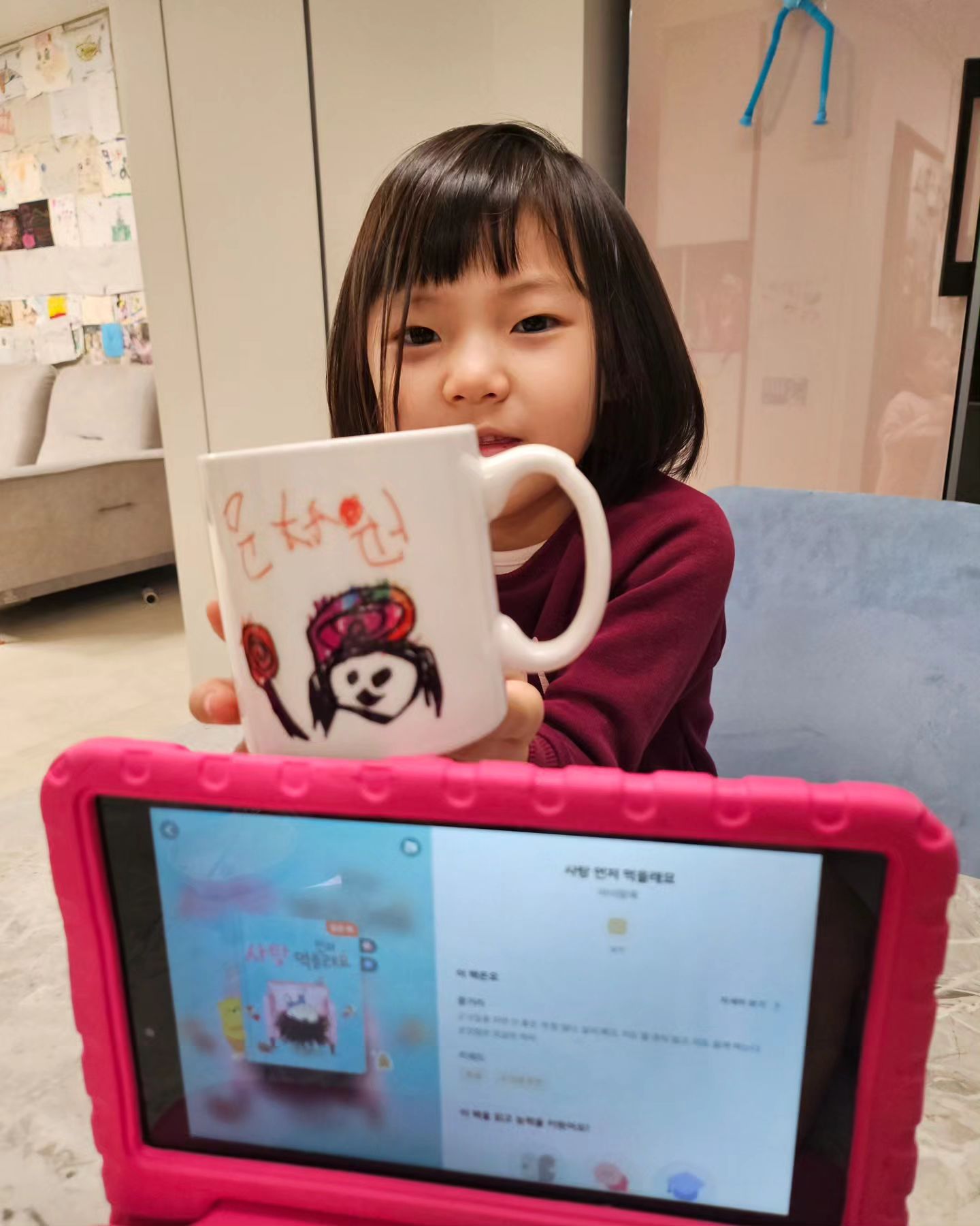 #아이들나라 #두들릿 i.nara.play  doodlit.official 
아이들나라 이벤트에 당첨 되었어요!!!
책을 읽고 그림을 그리면 컵으로 만들어주는 이벤트
였는데요~ 채원이는 아이들나라에서
사탕 먼저 먹을래요 🍭를 읽고 그림을 그려 보았어요
채원이가 그린 원본 그대로 뚜렷하게 프린팅이
잘 되어서 신기하고 예뻤어요!!
채원이도 자기가 그린 그림이 컵에 있는게 무척
신기하고 뿌듯한지 자기 컵이라며 너무 
좋아하더라고요!!^^
아이들나라 x 두들릿 너무 감사합니다🫶🥰
