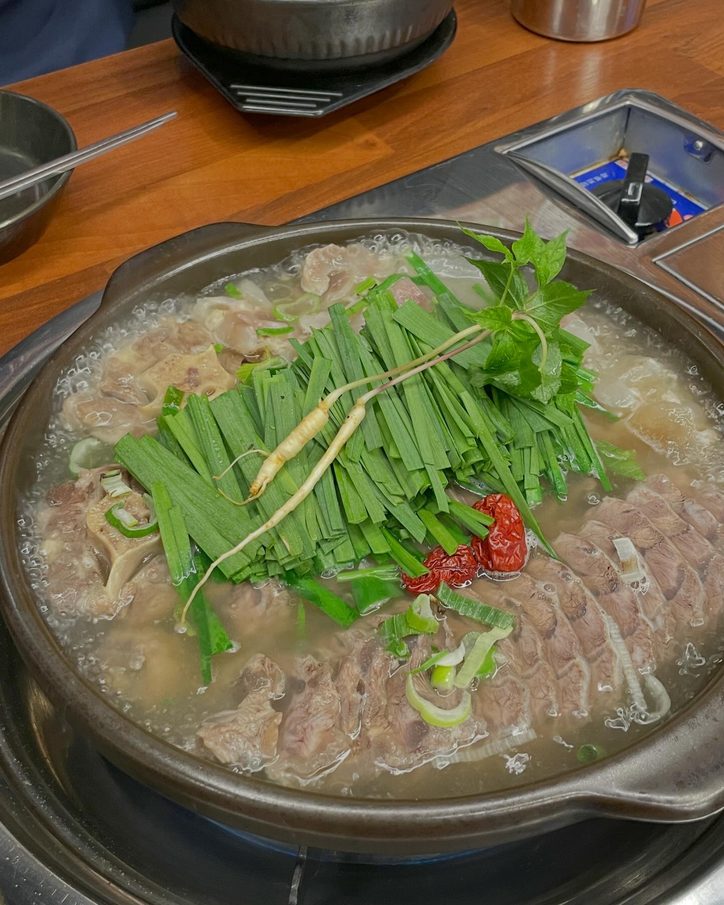 황해수육 연수점🤍

연수동맛집 황해수육.
소꼬리, 스지, 아롱사태 셋트! (2인추천)
추운겨울 든든하게, 뜨끈한 보양식 먹어야겠다면 요기 추천👍🏻
별미중에 별미 누룽지 꼭 추가해드세요!

✔️ 수육나오기전 해장국서비스
✔️ 면역력, 피부미용에 좋은 새싹삼은 덤!
✔️ 끊임없는 육수리필
✔️ 겨자, 와사비, 쌈장은 필요시 요청
✔️ 연말모임 예약가능
✔️ 포장가능
✔️ 매장 앞 주차가능

📍인천 연수구 샘말로38번길16 1층
📍영업시간 : 11:30 - 23:00 
📍예약문의 : 0507-1391-3464

🤍업체에서 제공받았지만 맛있게 먹고 쓰는 후기!