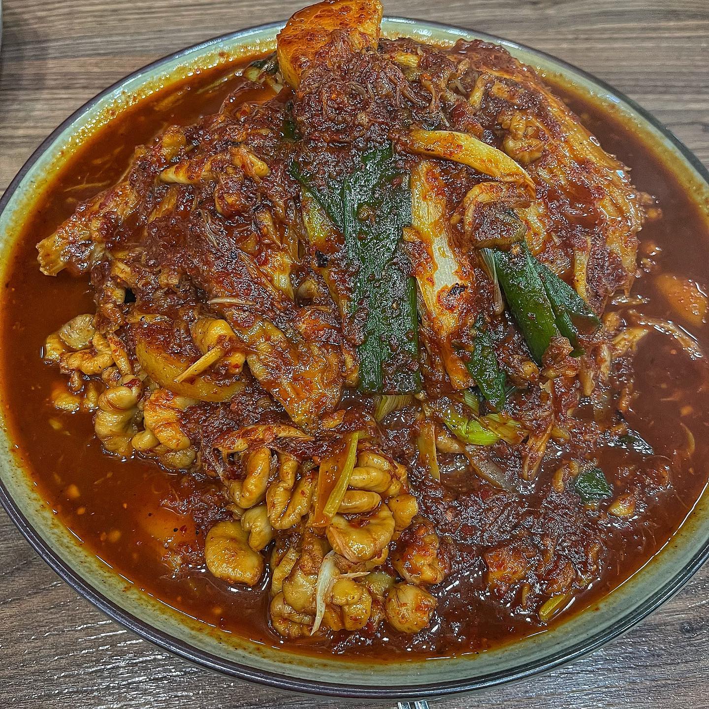 #홍시부산 #속초이모네생선찜 
 
➜ 부산 기장군 기장읍 대변로 105 향유정 속초 이모네 생선 찜
➜ 매일 10:30 ~ 21:00 
↳ 라스트 오더 20:30)
🚘 주차공간O / 전용주차장
🚊 지하철 X

➜ 메뉴 : 가오리찜 (2인), 곤 추가

🍽️ 부산 기장에 찜 요리 전문점으로 매우 유명한 곳이 있다고 해서 다녀왔습니다😎 

🍽️ “가오리 찜”이라고 들어보셨나요?? 주말에는 웨이팅이 있다고 해서 방문 하루전 예약을 하고 방문했습니다! / 예약하고 방문하니 음식이 바로 나오더라고요!
↳ 주말에 웨이팅이 없으면 당일 예약이 가능하다고 하니 참고하세요!

🍽️ 가오리살이 부드럽고 오동통 큼직큼직하고 뼈가 없어 양념+ 밥+ 콩나물+ 가오리에 밥 쓱 비벼 먹으면 말 그대로 정말 밥 도둑입니다👍🏻

🍽️ 밑반찬도 깔끔하고 정말 맛있더라고요!!! 열무김치가 가오리 찜과 아주 잘 어울렸어요👍🏻
 
🍽️ 마지막 마무리로 감사 자리를 추가해서 비벼 먹고 끝냈습니다 

🍽️ 재방문10000000%