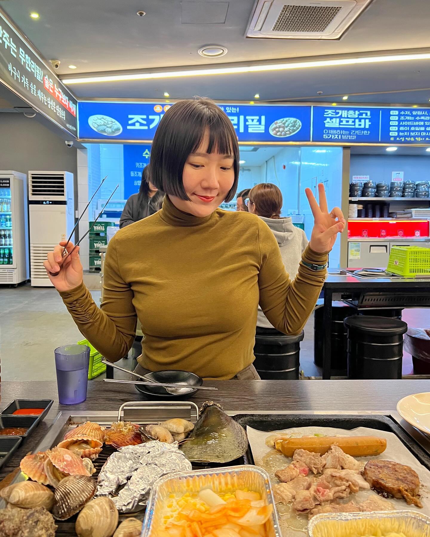 #울산맛집 #울산조개창고
-
드디어 가 본 조개창고🥹
주차장 있는 건물이라 주차 쉽고
매장이 넓어 단체 모임 완전 가능!
셀프바가 너무 잘되어있어서 눈이 띠용해요
가리비에 키조개 진짜 배 뽈록 나올 때까지
먹고와서 당분간 조개 생각 안날 듯ㅋㅋㅋ
마지막에 조개탕은 꼭 드세요🤍

-
-
#울산여행 #울산핫플 #상안동맛집 #농소동맛집 #상안동술집
#조개구이맛집 #조개구이무한리필 #무한리필맛집 #울산데이트