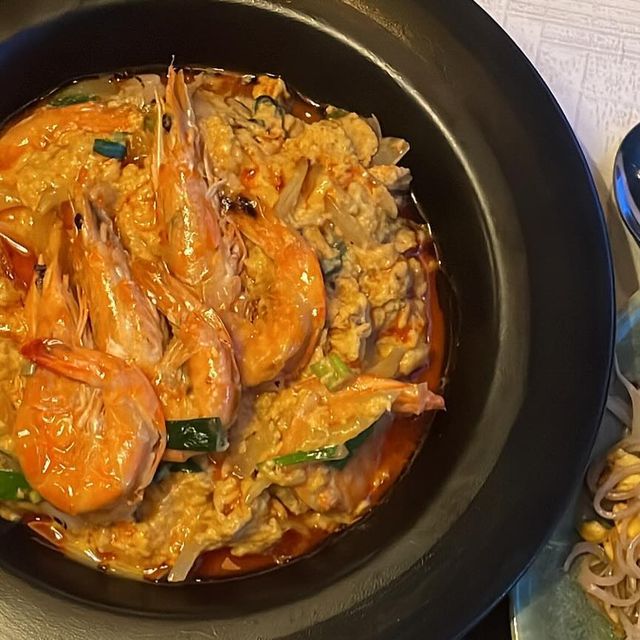  다다✨ on Instagram: "#광고
병원 진료 끝나공 타임빌라스 구경하고
태국 음식 먹고싶어서 #싸얌 으로! @sa_yum_thaicuisine 

꿍팟퐁커리랑 자스민라이스 , 팟타이랑 쏨땀
요러케 주문했는데 꿍팟퐁커리는 새우가 가득가득
자스민라이스랑 같이먹기 좋았고
팟타이는 역시나👍 쏨땀은 새콤하고 감칠만 나서 다른 음식들이랑
찰떡💓
찐 태국 음식 땡긴다면 싸얌 강추🧡
식당 분위기도 너무 좋고 
음식맛도 좋아서 다음엔 다른 메뉴 먹으러 가봐야겠어용
.
.
.

✔️매장 앞 주차 가능.  타임빌라스 무료주차 후 도보 5분
✔️태국 스트릿 느낌이 아닌 깔끔한 인테리어로 쾌적하게 식사를 즐길 수 있는 매장
✔️찐태국맛을 즐기고 싶으신 분 추천
#광고#타임빌라스맛집#백운호수맛집#태국음식#태국요리#팟타이#의왕맛집#싸얌 #의왕"