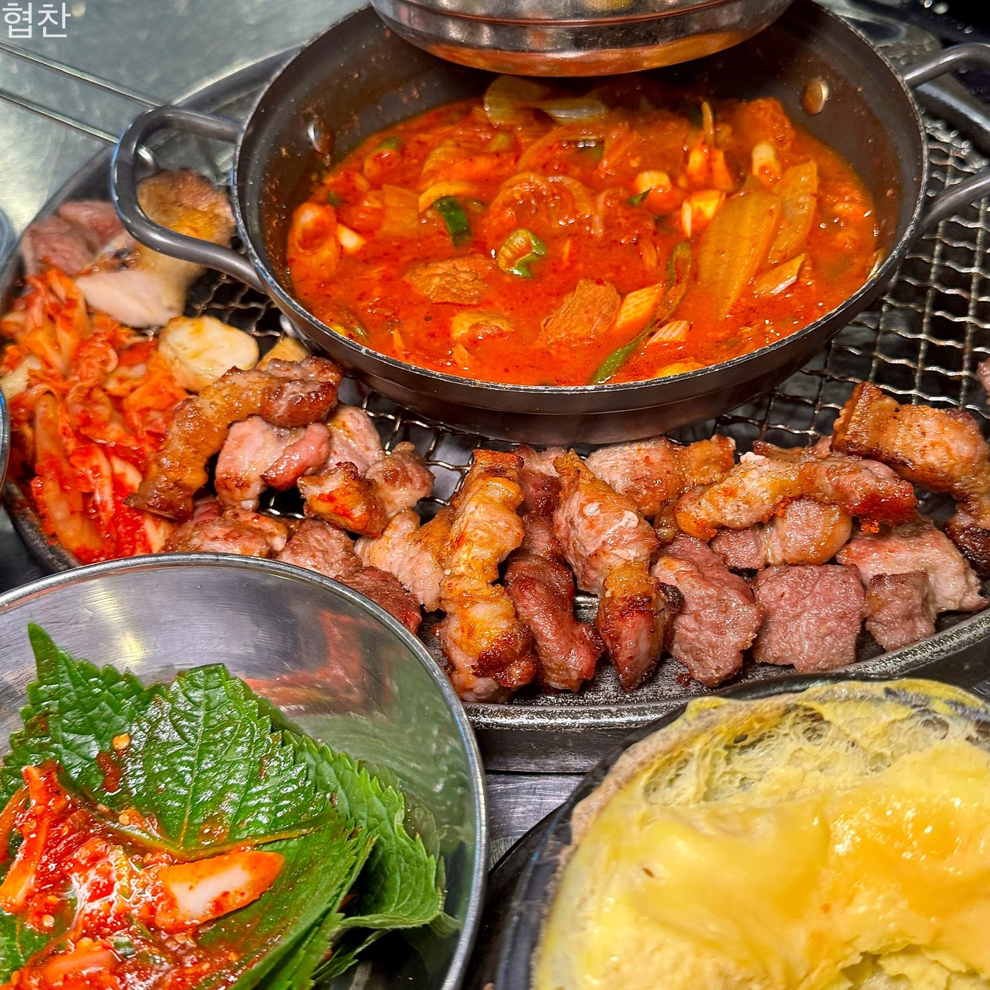 🐰워터에이징 숙성고기로 유명한 “서현실비 야탑직영점”에 다녀왔습니다😋

🐰삼겹살은 비계와 살코기 비율이 좋아 느끼함 없이 맛있게 먹었습니다! 숙성고기라 육즙이 나와 풍미가 아주 좋았습니다😍

🐰목살도 퍽퍽함 없이 부드러운 맛에 끝도 없이 들어갔습니다🥰

🐰가브리살은 정말 별미 중에 별미로 완전 추천드립니다! 야들야들한 맛에 감칠맛이 정말 좋았습니다😉

🐰한상 차림 풀세트는 단 돈 만원으로 6가지 반찬이 나와서 같이 곁들여 드시는걸 추천드립니다😎

📌주소
경기 성남시 분당구 황새울로311번길 14 서현리더스빌딩
📌영업시간
매일 11:30~22:00
📌메뉴
숙성 오겹목살 한판(500g) 

#야탑맛집 #분당맛집 #야탑역맛집 #삼겹살 #목살 #워터에이징숙성