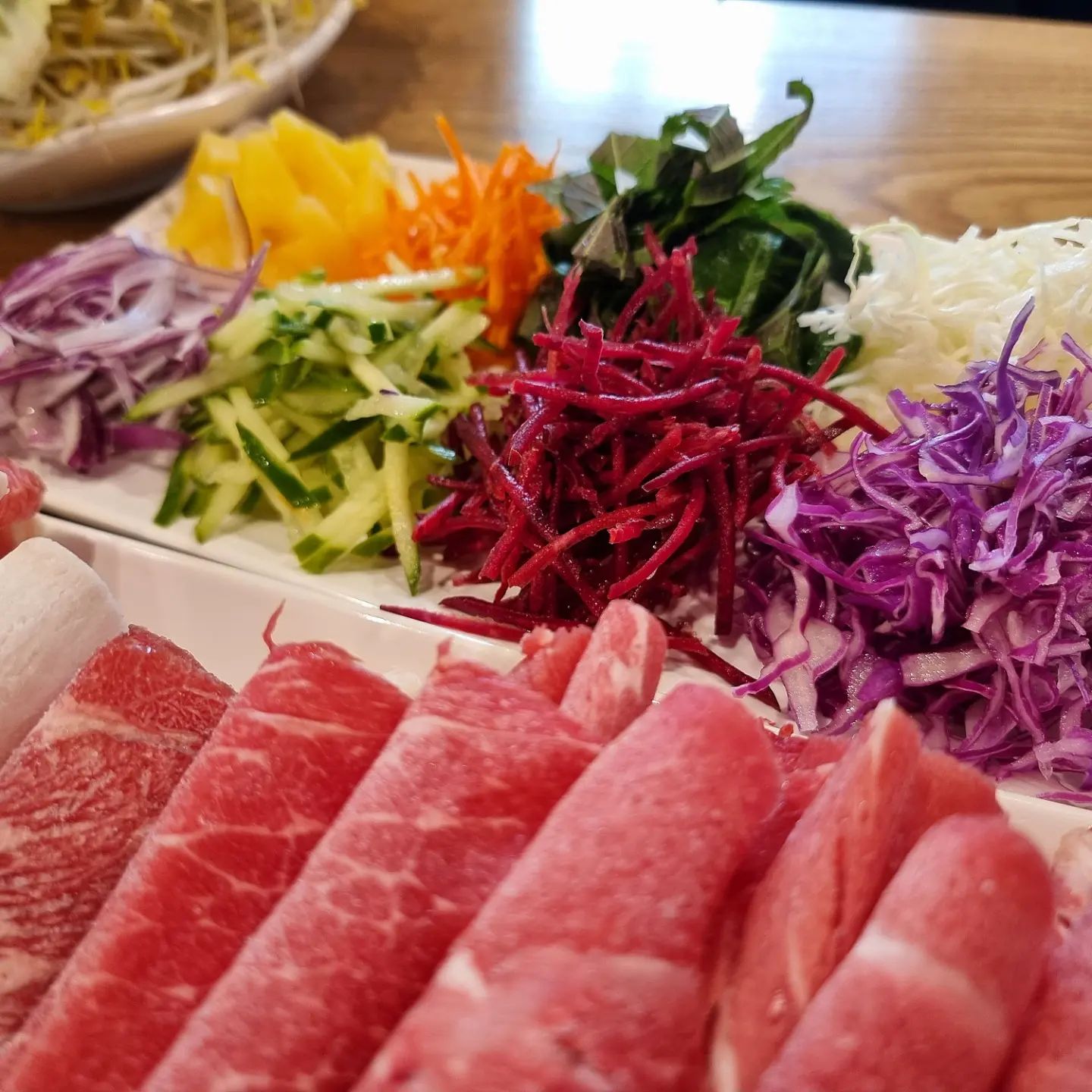 #광고 #협찬 #퀸즈가든 

'고깃집이여? 샤브샤브집이여?'
맛집으로 소문난 퀸즈가든 3호점이 
양제점에 오픈했다 해서 다녀왔어요🙆‍♀️ 

이미 KBS 생생정보통에 방송된 찐 맛집!
샤브샤브 뿐 아니라 구이, 월남쌈, 칼국수 등
무한으로 즐길 수 있는 무. 한. 리. 필 집입니다. 

🌿 퀸즈가든 스페셜 디너 SET 32,900원

고기 좋아하고 야채 좋아하는 분들이라면 소리질러~
샤브를 좋아하는 나. 구이를 좋아하는 남편.

모두의 입맛을 만족시킬 수 있어서 💯점!
찍어 먹는 소스도 4종류! 골라 먹는 재미까지 

무한리필이라고 퀄리티 걱정마세요🙅‍♀️

야채바에 푸릇푸릇 신선한 야채들이 깨끗하게 
정돈되어 있는 모습에 1차 믿음 🫶
차돌박이, 소고기, 우삼겹, 삼겹, 오리구이까지
때깔 좋은 고기들이 푸짐하게 등장하는데 2차 감동🫰

여기에 6천원만 추가하면 테라 생맥주까지 무한 🍻

양재역 주변에 회사 많쟈나요~회식 장소로 무조건 안성맞춤!!
그린과 우드톤으로 깔끔하고 넓어서 각종 모임 및
어른들 모시고 가족 모임으로도 좋을 것 같아요. 

퀸즈가든은 배달까지 가능하다니 집들이나 홈 파티에 
손 많이 가는 월남쌈! 야채 손질 귀찮다면 
배달로 편하게 준비하세요~ 

건강과 맛 모두 느끼고 싶다면 퀸즈가든으로 🏃‍♀️

🎈서울 서초구 남부순환로350길 30 2층 

.
#생생정보통맛집 #샤브샤브맛집 #퀸즈가든
#양재동샤브샤브 #양재동회식장소 #양재동맛집