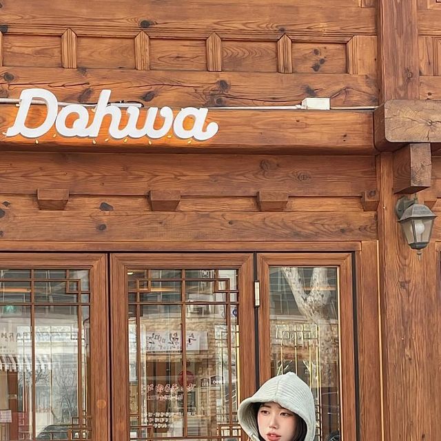 정민정 on Instagram: "#광고 #카페도화 @cafedohwa @dohwatiger 수원 행궁동 카페도화에 다녀왔어용🥰 이번에 카페도화의 드립백 세트가 새로 출시되었는데요 카페도화의 한옥건물이 패키지 디자인