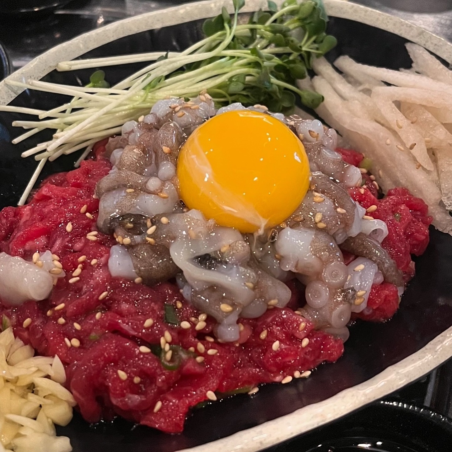 📍세류동 마장육지짐

신선한 육회는 부드럽고 질기지 않아서 술술 넘어가고
낙지도 신선해서 처음 나왔을 때 꼬물꼬물 움직이는데
육회와 낙지 함께 먹으니 금상첨화✨

육전은 크기가 어마무시하게 커서 깜짝 놀랐다,,
육전과 함께 나오는 선지 해장국은 건더기가 알차고
한입 해보면 소주 두병은 뚝딱-👏🏻

선지해장국은 점심메뉴로도 판매하니 
점심 식사 또는 숙취용 해장국으로도 최고👍🏻👍🏻

🫧주소 
경기 수원시 권선구 세지로28번길 31-3 1층

🫧영업시간
월~토 11:00-03:00
일 11:00-24:00

#세류동마장육지짐