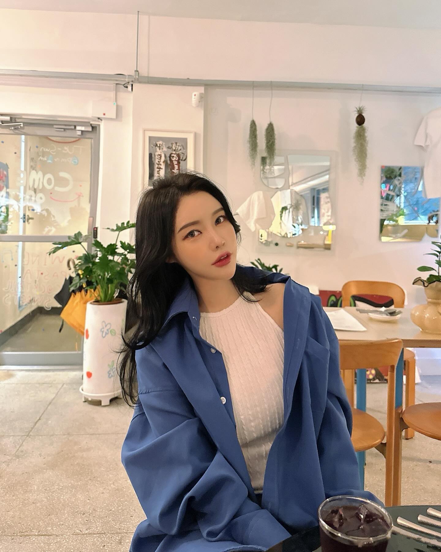 요모조모일상
#콥케 #포트와인 사랑😭🩷😭🩷
흘러나오는 음악이랑 
곳곳에 넘 아기자기 

#주말#일상#데이트#셀카#셀피#ootd#와인
