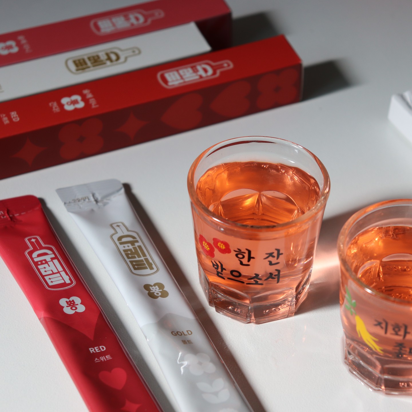 #협찬 
술에타면 뿅가는, 그리고 술자리 분위기도 살릴 수 있는 인기템. 
술맛을 더 좋게해주고 여성분들의 사랑을 듬뿍받는 제품이랍니다. 
준비해두셨다가 파티나 캠핑때 들고가셔서 이용해보세요. 남성분들이 챙겨가셔도 좋은 제품이랍니다. 

소주맛에 향긋함을 제대로 더해주니깐 술술 기분좋게 넘어가게 만드네요. 소주한병에서 반잔만 덜어내고 넣으시면 되세요. 
한번 이용해보시면 반하는 제품 수레타 뿅
세가지맛 다 매력적이고 좋은걸요

- 지나친 음주는 뇌졸중, 기억력 손상이나 치매를 유발합니다. 
- 임신 중 음주는 기형아 출생 위험을 높입니다.

#칵테일 #하이볼 #수레타 #수레타뿅 #주류첨가제 #소주첨가제 #소주칵테일 만들기 #술에타면맛있게뿅간다!RTD #수레타뿅믹스(핑크+레드+골드)세트 #수레타뿅레드스위트 #수레타뿅핑크트로피칼 #수레타뿅골드몰트 #수레타뿅블랙프리미엄 #수레타뿅믹스(레드+핑크+골드)