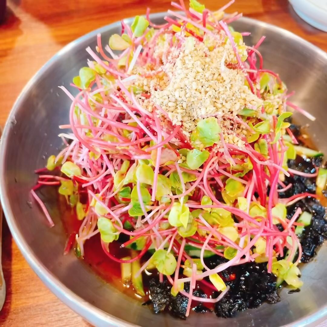 🍜

💡진천막국수
💡충북 진천군 이월면 진광로 725

요번 진천여행에서 젤 맛있었던 막국수✨
명태식해가 들어있어서 냉면같기도하면서
메밀싹이 듬뿍들어있어서 샐러드먹는것처럼
상큼하고 신선하더라구요😁

들깨수제비도 국물 꼬숩고요
수육도 보들보들
메뉴끼리 조합 긋

그리고 첨에 막국수 삶은 물 주자나요?
국수삶은 물에 따로 간을 하신건지 뭔지
짭짤하니 너무 맛있어서 
텀블러에 담아와야되나 생각했어요🤣🤣

#용블리테이블 
#진천막국수 
#진천여행