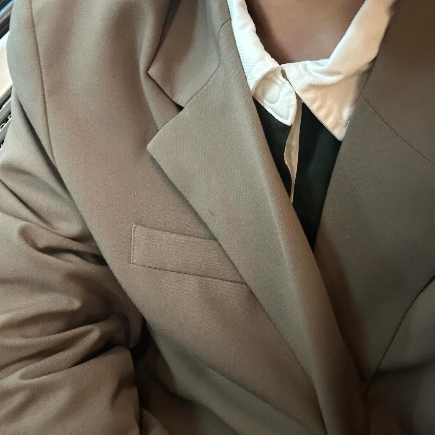 블레이져가 잘 어울리는 계절에 잘 어울리는 남자😼