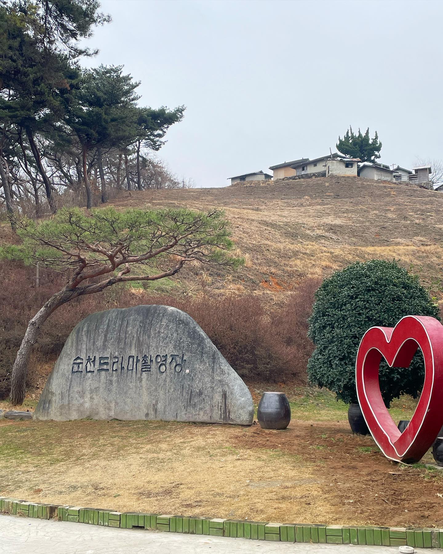 태교여행 part 04. #순천드라마세트장 🎬 
유명하다는 순천드라마세트장도 갔는데 생각보다 볼 게 없어TT 그치만 달동네는 진짜 리얼해서 시간여행 제대로 하는 느낌!
눈이부시게도 여기서 찍었다던데 어딘지 알 수 없고요~

열무가 있어서 달동네 끝까지 못 올라갔지만, 여기두 두 번은 없다 ㅂ2
.
.
📝 순천드라마세트장
▫️전남 순천시 비례골길 24
▫️운영시간 : 09:00 - 18:00
▫️입장료 : 성인 3,000원
 #태교여행 #국내태교여행 #순천가볼만한곳 #순천 #순천여행 #순천드라마촬영장 #순천테마파크