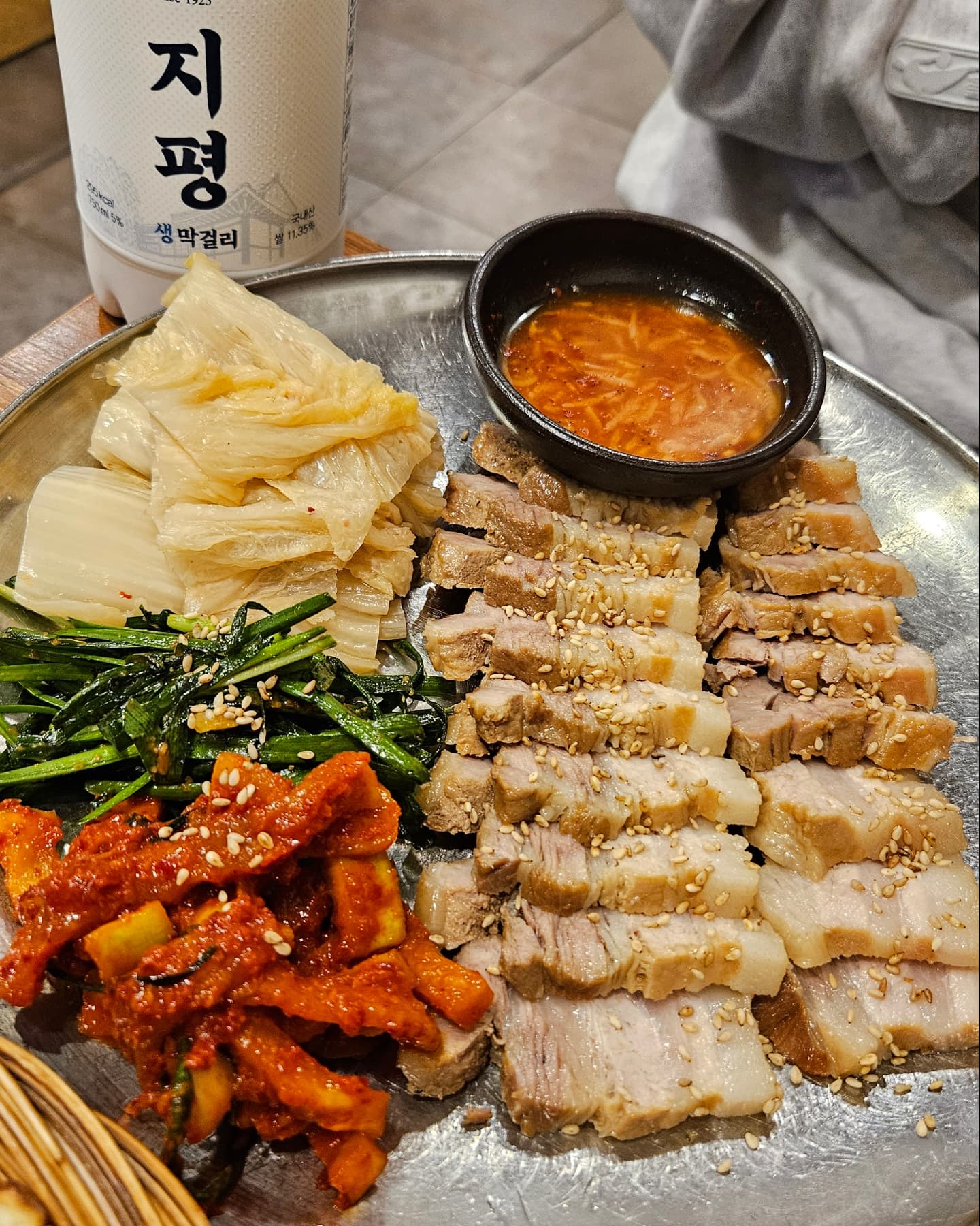 주말 흐린 날씨 덕에🌧
추운 몸 녹이러 후다닥 들어간 
남산도담

보쌈 소, 부추전, 병막걸리가 
세트메뉴로 있는
침고이는 2인 한상 주문✋️

삼겹살 사태 부위를 사용해
눈으로도 느껴지는👀
야들야들한 보쌈
묵은지&무말랭이&
부추김치&새우젓까지
무엇과 함께 먹어도 
맛.없.없😋

비오늘 날엔 딱‼️
파전에 막걸리🍶
아낌 없이 들어간 부추
바삭바삭한 식감이 
역시 막걸리랑 찰떡🤤

충무로 근처 한식주점을
찾는다면
남산도담 방문 강추👍

📍서울 중구 수표로6길 37-1 남산도담
📞0507-1322-0074
⏰매일 11:00 - 22:00(L.O21:00)
브레이크타임 15:00 - 17:00

#서울맛집추천#서울맛집#중구맛집#중구맛집추천#충무로맛집#남산맛집#서울남산맛집추천#남산보쌈#충무로데이트#충무로보쌈맛집#충무로파전#남산파전#충무로역맛집#남산데이트#서울데이트#데이트맛집#남산도담