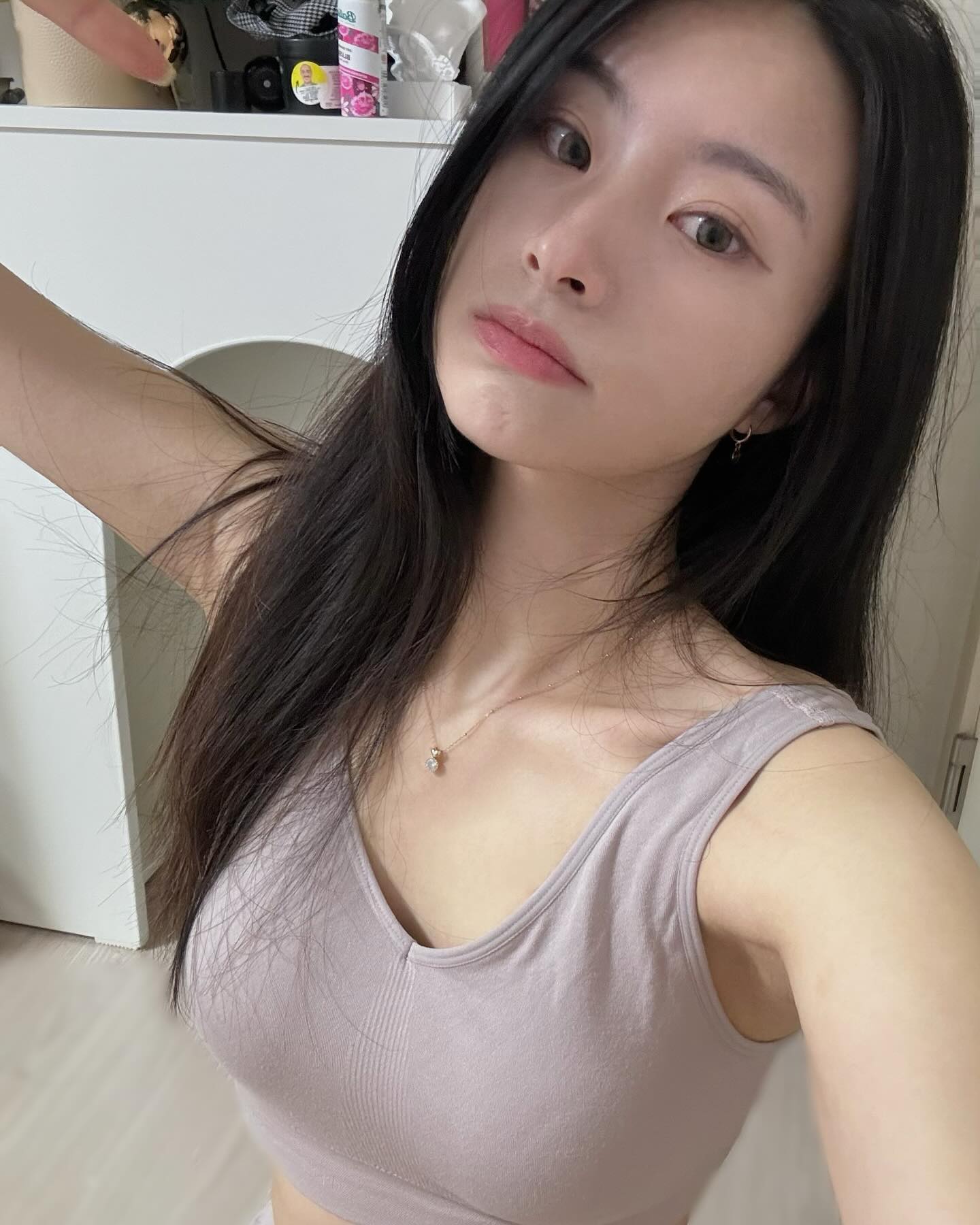 #협찬

👙 VIVIEN
비비안 노와이어 보송브라 set

편한 심리스 타입에 속옷을 찾고 있는 와중
색감도 이쁘고 편해보이는 제품을 찾았닷😘

노와이어에 천연 텐셀 원단으로 촉감이 부드러우면서 가슴에 부담이 가지않는 제품이에요

잘때 다들 속옷 빼고 주무시죠?.?

불편해서 집 오자마자 일과는 속옷 벋기 ,,

잘때 잡아줄 수있으면서 편한 착용감이라 저는 잘때 더 편하드라구요

#협찬 #비비안 #비비안_나나핏 #vivien #속옷 #여자속옷 #속옷추천 #속옷브랜드추천 #브라추천