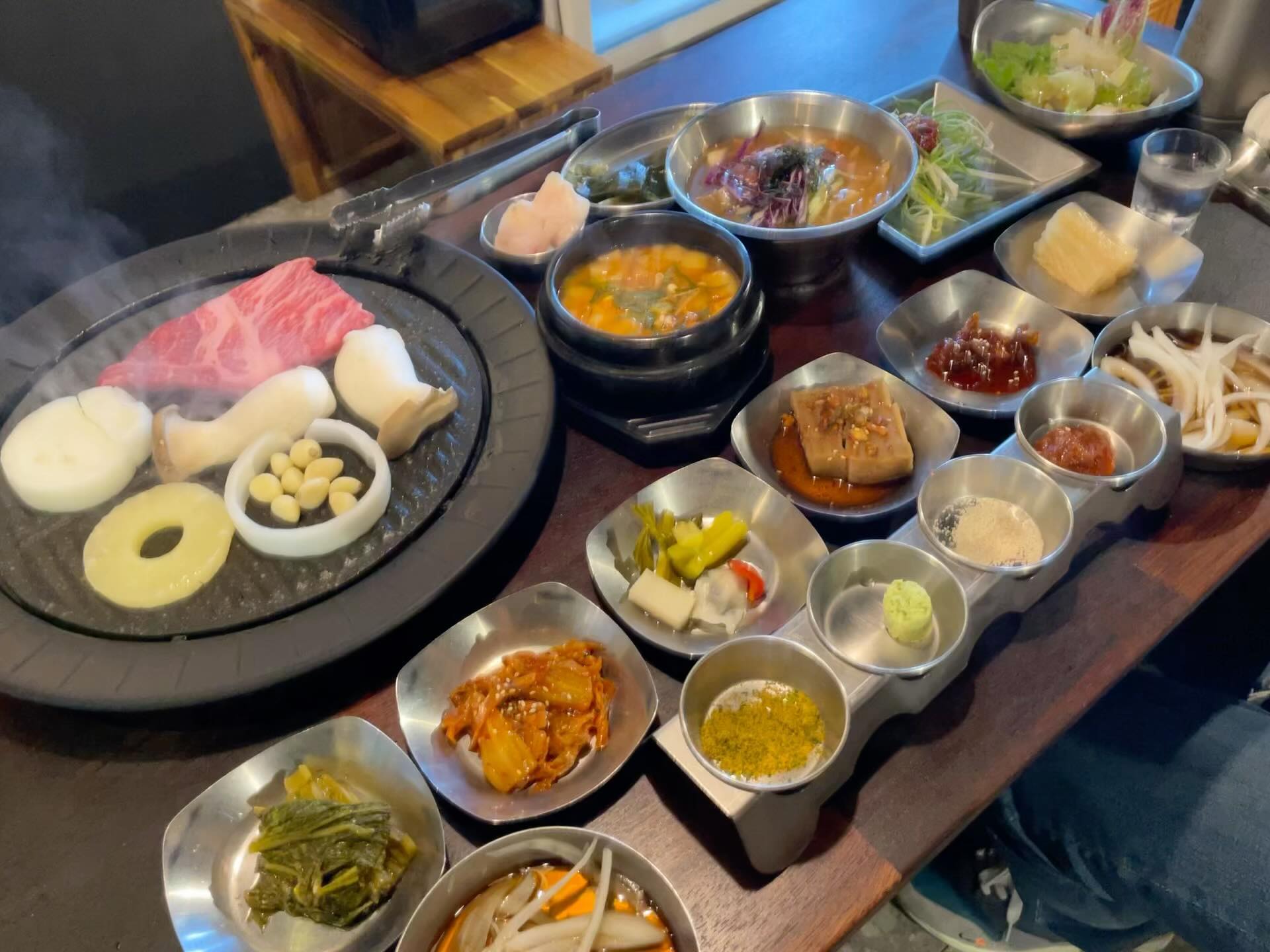 등심+생목살+생삼겹살 스테이크 뿌시기👊

고기구워주는 황금손 사장님🙌

#안산오마카세
#안산오마카세맛집

grillroom_ansan_ 

적당한 크기로 자른 후,
큐브모양으로
육즙을 쫘~악 가둬주는 쎈쓰!

바로바로 한점씩 구워먹기😍

무조건 모든 면을
강불에 3초씩 다 구워줘야
육즙이 안에 가득가득😆👍

▪️두께는 최소 2cm 이상

한점 한점 다
겉바속촉 육즙가득 🥩😋

D세트 : 3-4인 기준 96.000

#등심 300g #미디엄레어
#생목살 160g
#생삼겹살 160g
+미니묵사발 +된장찌개

다음에 또가야지😆👍