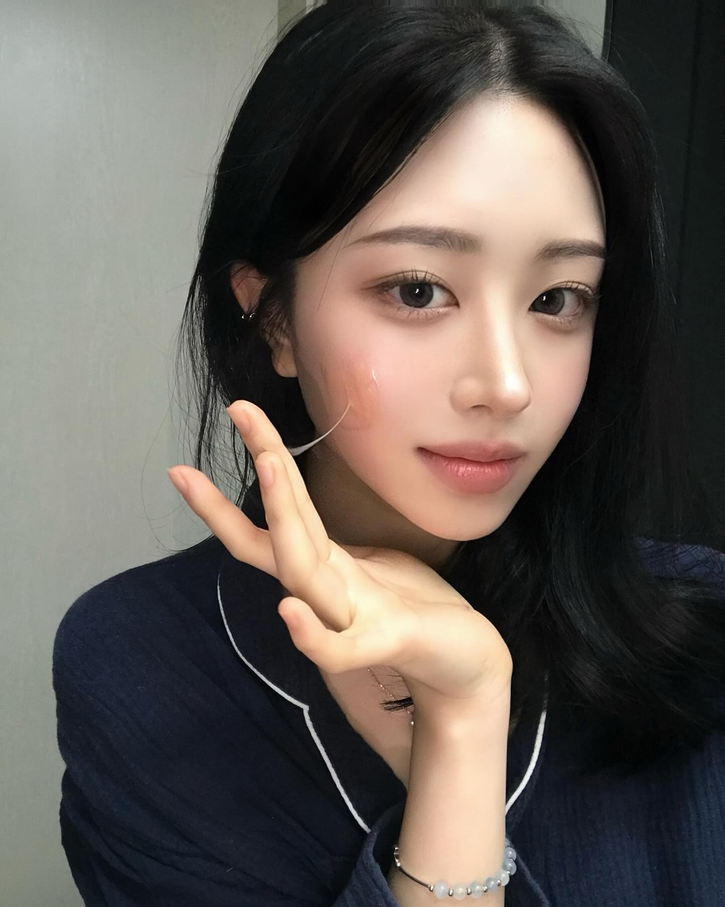 #광고

저는 주위에서 효과가 확실한 기초 제품을 물어보면 망설임 없이 
#더후 의 제품을 추천하는데요!🥳

#비첩자생에센스 는 더후의 대표적인 안티에이징 아이템으로 
피부 속 숨어있는 노화까지 케어해주는 안티에이징 에센스입니다!

실제로 제가 아침 저녁 세안 후 직접 사용해보니 
24시간동안 이어지는 강력한 안티에이징의 힘을 느낄 수 있었습니다!

더후 비첩 자생 에센스는 영양감있게 쫙쫙 늘어나는 제형으로 
피부에 쫀쫀하게 밀착되어 하루 종일 건조함 없이 
피부를 최상의 컨디션으로 끌어올려줘요 🧡

처음 이 제품을 사용해 봤을 땐 
쫀쫀하게 늘어나는 제형이라 자칫 무거울까 걱정했는데, 
실제로 피부에 발라보니 촉촉하게 보습이 오래 지속되지만 
끈적임 없이 산뜻하게 마무리되어 
마치 포스트잇 🗒️ 같다는 느낌을 받았습니다 :)

비첩 자생 에센스는 
젊음의 핵심 성분인 NAD Power24**™**을 함유한 
24시간 피부 장벽 강화 & 리페어 에센스로 

📌4세대 업그레이드 출시되어 
10가지 노화 시그널 케어를 통해 
8살 어려보이는 피부 나이로 케어가 가능합니다 🤭

더후 비첩 자생 에센스의 중요 성분인 NAD⁺는 
노화를 완화하는 핵심 인자로 
나이가 들수록 몸속에서 줄어드는 성분인데요, 
해외에서는 영양제 등으로 활용되면서 
차세대 안티에이징 성분으로 주목받고 있다고 해요 ! 👏🏻

그동안의 NAD⁺는 안정성과 피부 투과력이 떨어져서 
화장품으로는 개발이 어려웠는데, 
이번에 더후에서 이 NAD⁺를 캡슐화해서 
피부 장벽 개선 효능이 뛰어난 NAD Power24™의 
화장품 원료화에 성공했고, 
이를 10%나 담은 자생 에센스를 출시했다고 합니다! 

24시간 지속되는 강력한 안티에이징을 느끼고 싶으신 분들, 
강한 보습이 필요하지만 너무 무거운 제형이 부담스러우신 분들, 
성분과 효과가 입증된 기초 제품을 찾으시는 분들께 
#더후 의 #비첩자생에센스 추천드립니다 🧡

thewhoo_official 
#더후 #더후비첩자생에센스 #더후NAD #비첩NAD 
#비첩자생에센스 #NAD에센스 #리페어에센스