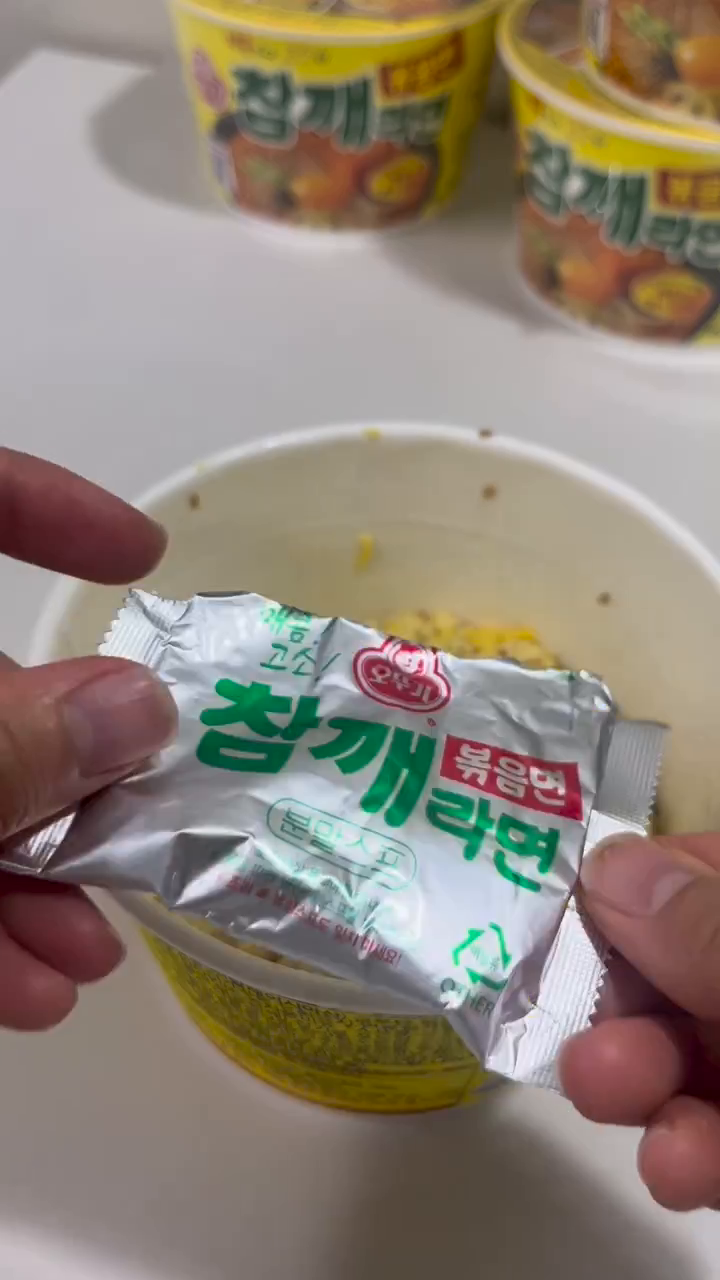 #협찬 😋오뚜기 참깨라면 볶음면🍜

참깨라면이 볶음면으로도 나왔어요! @@ 참깨라면 덕후들 볶음면 먹어보쟈!!ヽ(´▽`)/

🤤조리방법 : 뚜껑을 개봉 후 고소한 참깨계란블럭을 넣고 끓는물을 표시선까지 부어요! 1-2분 후 계란 블럭이 풀어지도록 휘휘 젓습니다. 물을 주운 뒤 약 4분 후에 뚜껑에 표시된 화살표 방향으로 뜯어내어 물을 버린 후 분말스프와 유성스프를 넣고 섞어주세요! 전자레인지에 약 30초 돌리면 완성 !! 

✨김가루 가득 넣은 주먹밥이나 🍙참치마요김밥과 잘어울려요~!

💛 참깨라면을 좋아하시는 분들이라면 분명 좋아할 맛이에요! 참기름은 기호에 맞게 넣어서 드시는 걸 추천해요! 볶음면이 더 고소함이 강한 맛이 있어요! 탈지참깨분이 들어가 더더욱 고소하답니당 (〃´𓎟`〃)
 

#오뚜기 #참깨라면 #참깨라면볶음면 #볶음면 #편의점신상 #편의점꿀조합 #신상라면 #라면신제품 #라면레시피 #라면추천 #먹팔 #맛스타 #먹스타그램