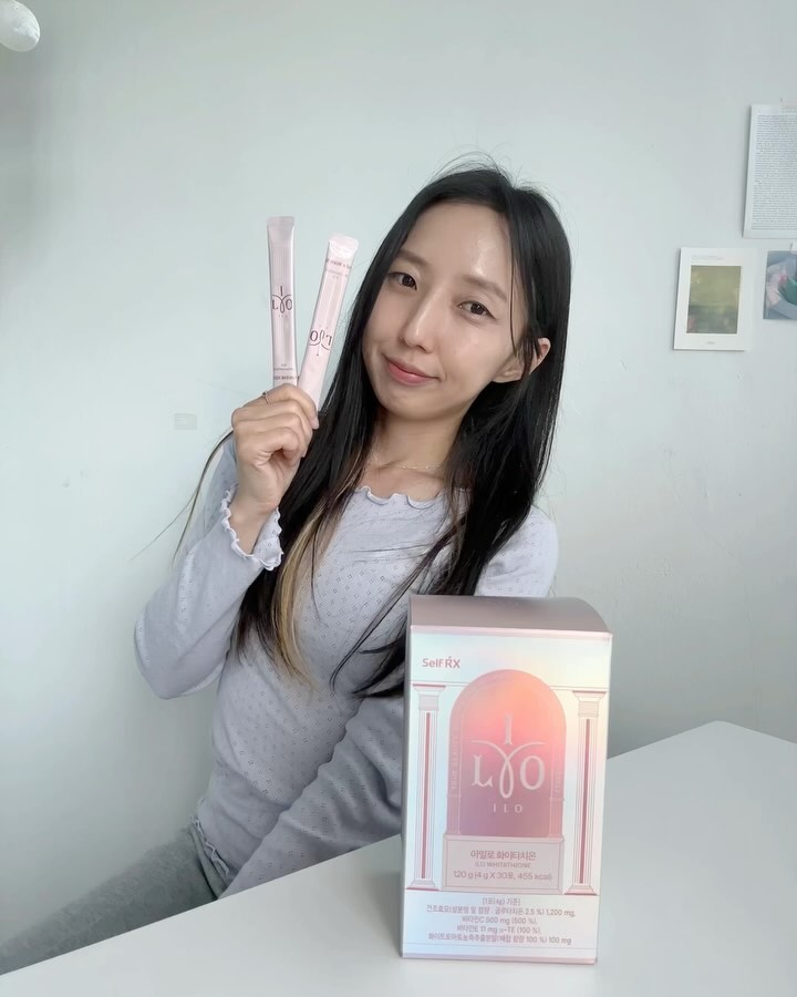 #광고
[아일로 화이타치온🤍]
평소 칙칙하고 어두운 피부 톤이 고민이어서 피부 하얘지기 위한 거라면 뭐든지 하고 싶더라구요~ 
마침 좋은 기회로 ‘아일로 화이타치온’을 먹어 보게 되었답니다. 이건 찐으로 저한테 필요했던 거랍니다. 🥹🥹

하루 한 포씩 먹을 수 있도록 스틱으로 되어있고요 
미세한 가루 타입이고 맛은 상큼한 청사과향 맛인데 살딱 상큼할 수 있으니 몇 번씩 나눠 먹으면 먹기 더 좋았어요!!

여름철 뜨거운 햇빛 때문에 야외 나들이 가거나 여행 갈 때도 꼼꼼하게 챙겨먹으면서 피부를 보호하자구요!!

✨ 눈부신 아름다움을 위한 4 in 1성분 배합
✨ 글루타치온, 화이트토마토, 비타민C, E를 1포에!
✨ 상큼한 청사과향 플레이버 (비타민C 고함량 함유로 신맛이 강하게 느껴질 수 있음)

🙆‍♀️아일로 화이타치온 이런 분들에게 추천해요!🙆‍♀️
- 바쁜 일상으로 이너뷰티 관리에 소홀한 직장인
- 맑고 환한 피부 톤을 원하는 모든 여성
- 잦은 야외활동으로 칙칙해진 피부를 관리하고 싶은 분

🏷️ ilo.official.kr

#아일로 #ILO #화이타치온 #글루타치온 #화이트토마토 #선물추천 #휴가필수템