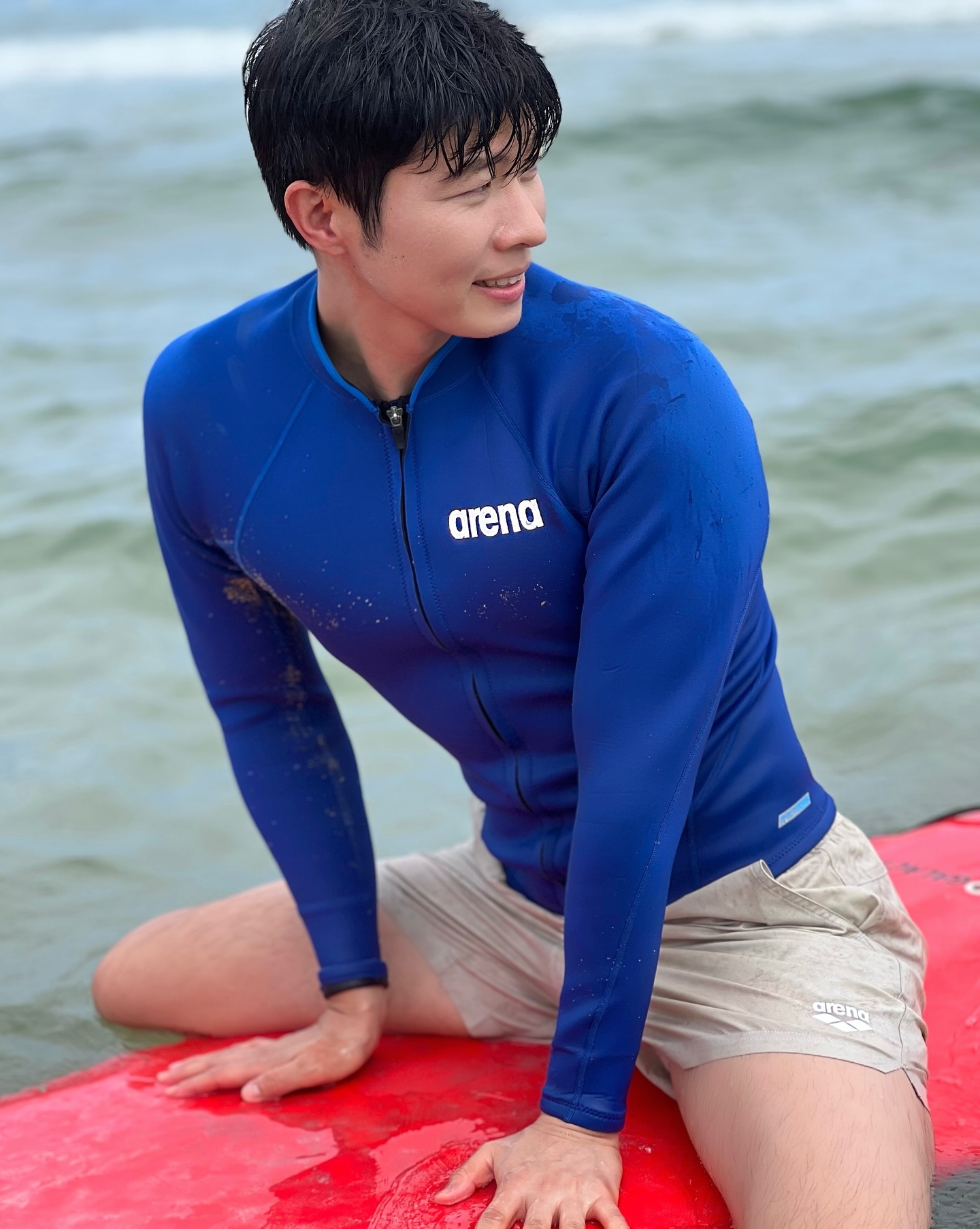 arena_korea 

💙 웨이브 레저 네오프렌 집업 래시가드 💙

장마 기간이기도 하고 하필 내가 갔던 날,
춥다고 코치님이 아묻따 슈트 입으라고‼️
얼어뒈지기 싫으면 입어요‼️🥶🥶🥶

하지만 말 안들었던 아레나 유저 ㅋㅋㅋ
슈트형 래시가드라 1도 안 추웠음(진짜임)
✅스트레치성 좋고 가벼운 네오프렌 원단
물에 장시간 노출 시에도 체온 유지에 적합
다양한 워터 스포츠 활동에 적합해요👍🏻
✅꽉 끼는 슈트와 달리 눌림 없이 편안해요
뒤에 지퍼가 있는 슈트와 달리 앞에 지퍼가 있어서
탈의가 편해요☺️

✅서핑 할 때 지퍼가 몸에 닿아 피부 스크래치 나지 않나요?
놉! 라운드 커브 형태 넥 디자인과
피부에 닿는 부분에 이중 디자인으로 눌리지 않고
자국도 남지 않아서 좋아요💕

✅소프트하고 부드러운 터치감은 덤!
핏이 예뻐요. 꽉 껴 보이지만 신축성이 뛰어나
활동성이 뛰어나요👍🏻

정말 정말 적극 추천하는 템이에요‼️‼️‼️
이건 정말 정말 입어봐야 알아요🙏🏻
서핑, 웨이크보드, 웨이크 서핑 탈 때 이거 찐임🥹