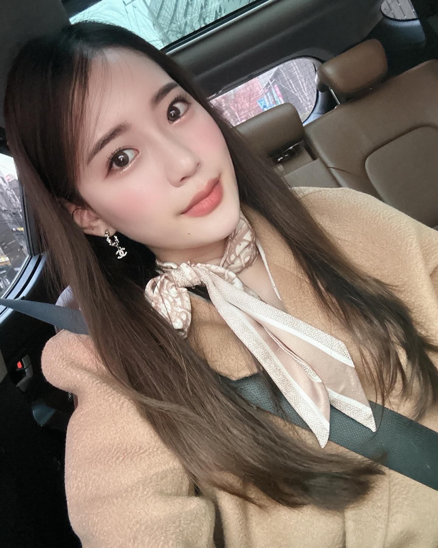 청담 압구정 논현 삼각존에 위치한 미라클 뷰티랩은 1:1 프라이빗 밀착 케어를 해주는 에스테틱이에오. 
단 1회만으로도 효과가 보이며 돈이 전혀 아깝지 않은 관리를 받고 왔습니다^.^

100%예약제라 다른고객님들이랑 마주치지 않고, 편하게 힐링하고 갈 수 있는 곳

1억 상당의 현존 가장 고액 미용기기 LPG엔더몰로지 보유하고 읶는 미라클 뷰티랩!

관리 시작 전에 아로마 테라피를 해주는데 진짜 들숨 날숨에 코끝으로 밀려돌아오는 아로마 향이 마음을 편안하게 해 줘요!
관리 중간중간에도 소소한 스몰토크로 가슴골 뭉친 곳 풀어주고 쇄골 풀어주는 방법을 알려주셔서 넘 좋았답니당.
예쁜 인테리어, 좋은 아로마와 관리 제품의 향, 흘러나오는 조용한 노래 등 오감을 힐링하고 온 날이었어요🫶🏻
.
.
.
#프라이빗에스테틱 #청담에스테틱 #연예인피부관리 #에스테틱 #피부관리 #셀피 #셀카 #셀스타그램 #selfie #메이크업