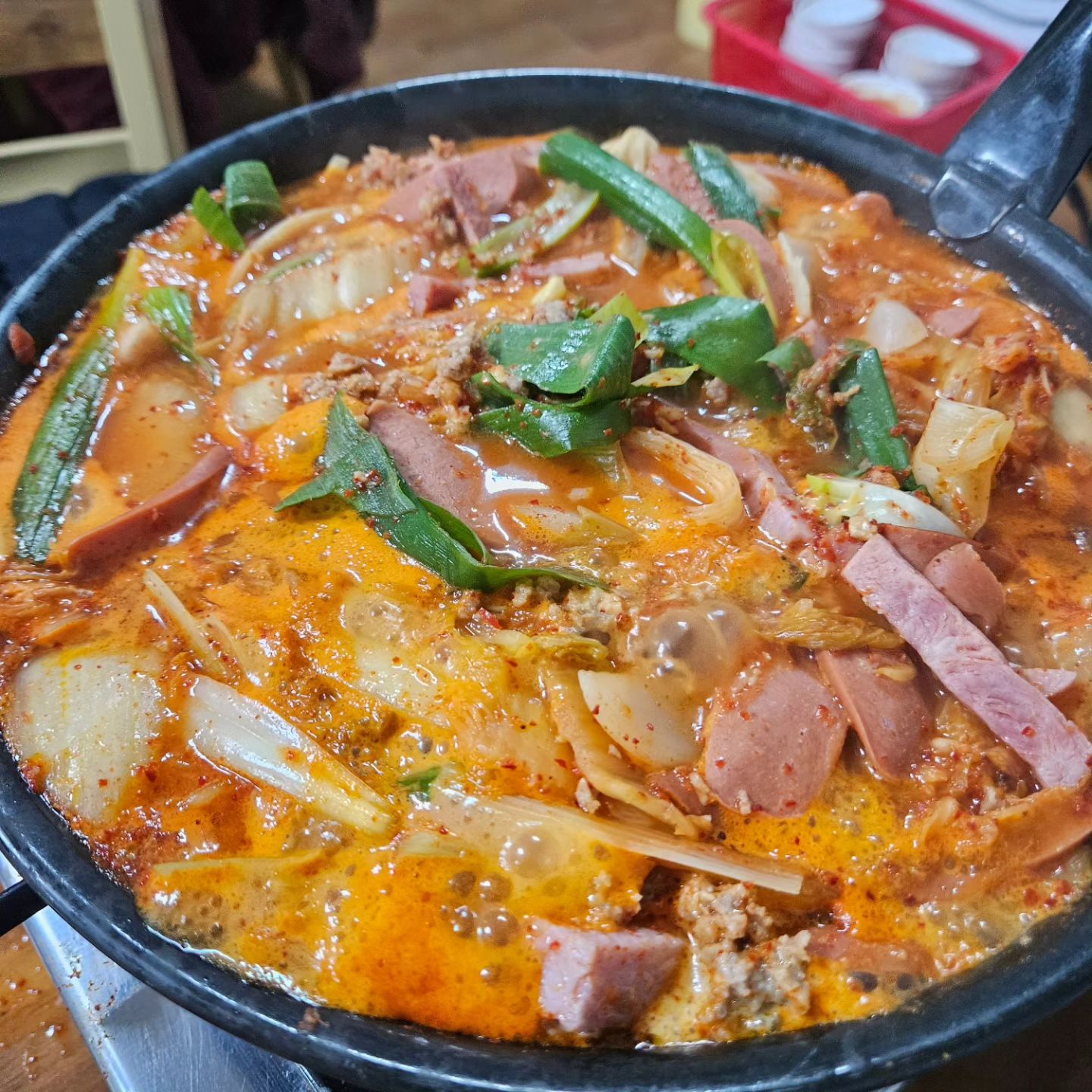 #제천여행 하고 돌아오는 길에 방문한 

#송탄 #부대찌개맛집 #김네집
#송탄 미군거리는 처음가봤는데 예전 #이태원 느낌이다.

걸쭉한 스타일의 #부대찌개 에는 #치즈 #소시지 #햄 과 #양파 #대파 등 채소가 다량 들어감.

#육수 에 햄과 소시지 채소가 우러나 깊은 맛을 더했고 치즈가 녹아나 고소한 감칠맛이 났던 김네집 #부대찌개 

아주 짜지 않아서 생각보다 많은 국물 양을 섭취했다는 😅

#koreanfood #foodie #yummy #tasty #tastyfood #food #먹스타 #맛집 #먹팔 #맞팔 #먹팔맞팔 #followalways
#followforlike #followforfollowback #follow #맛집탐방 #맛집투어 #부찌
