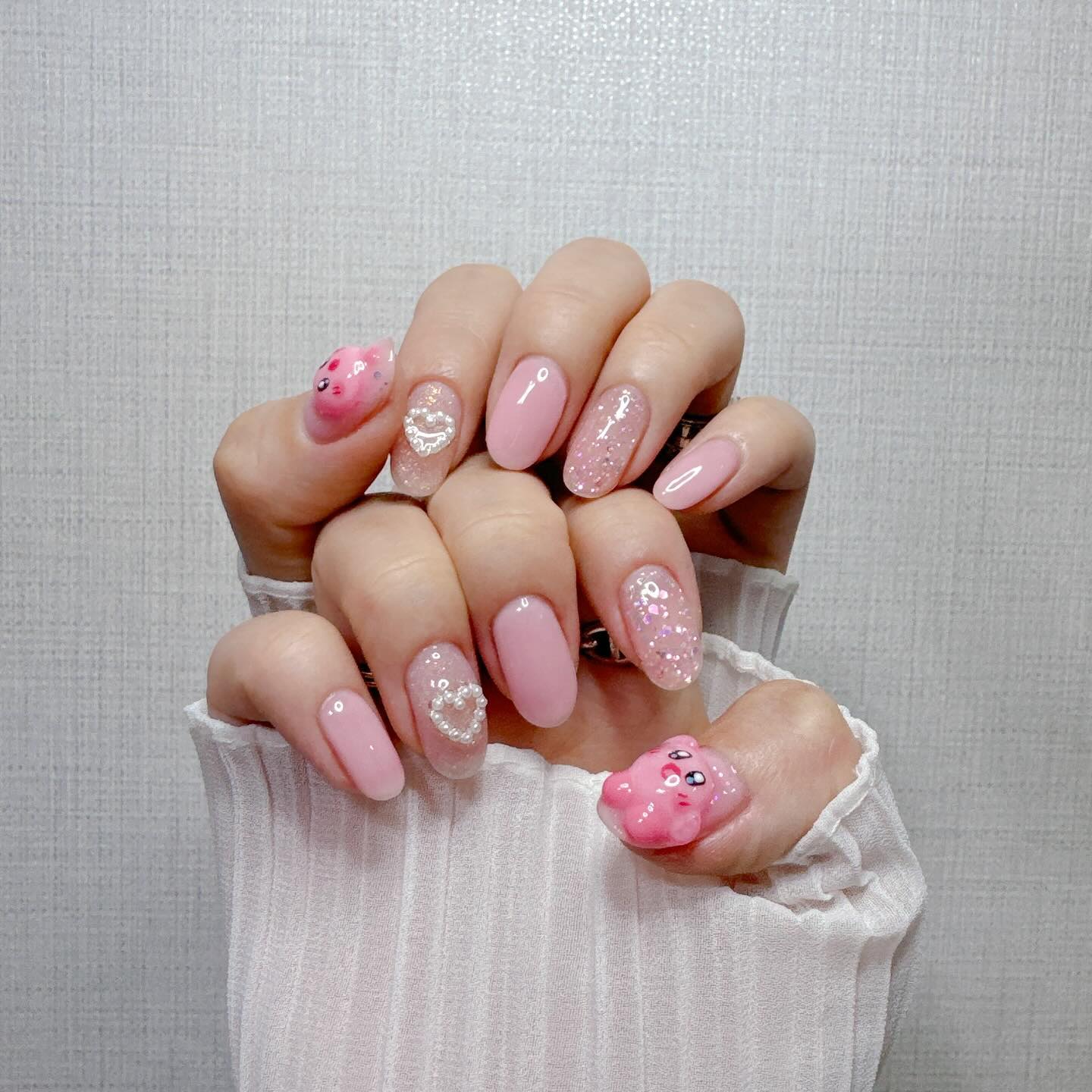 ㅤ
2️⃣3️⃣번째 네일💅🏻 jungdaun_nail 
결혼식끝나고 두달만에 간 네일샵
오랜만에 은은하게 화려하게 여리여리하게
은은한핑크에 너무예쁜 글리터에 커비까지
커비 너모 기요움 빵빵한 커비
언니가 커비모르덩데 그래도 이미지 그대로 넘 잘그려줘따 짱귀
그리구 결혼식 못왔다구 선물해준컵 너모 이뽀여💛💙
맥주마실때 커피먹을때 쓰라고 선물해준컵 사이즈 딱이예용😊
ㅤ
ㅤ
ㅤ
ㅤ
#20240914 #스물세번째네일 #네일 #nail #정다운네일 #구바비아이별네일 #구디네일 #구로디지털단지구로구네일글리터네일 #분홍네일 #여리여리네일 #커비네일 #캐릭터네일 #글리터네일 #심플네일 #블링블링 #좋아요 #instagood #instadaily #instalike #fff