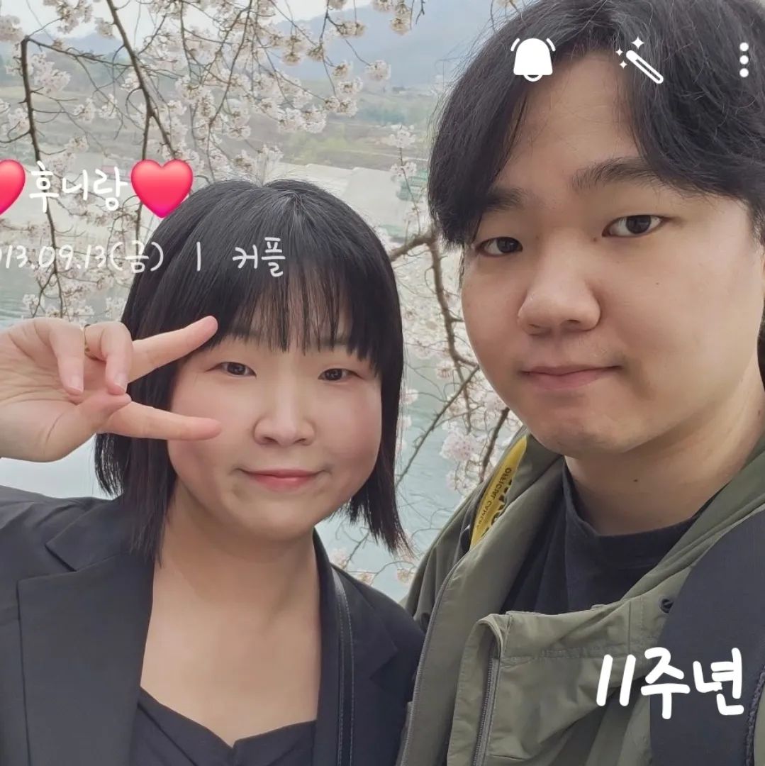 #240913 #미니랑후니랑
#연애기념일 #11주년

피드는 징챠 오랫만에 기록하누
이사한다고 이래저래 바빴는데
벌써 9월의 반이 지나갔다.

결혼기념일은 하루종일 시공한다고
데이트 제대로 못했었는데 오늘은 오랫만에
분위기맛집에서 식사🩷

#용인맛집 #김량장동맛집 #코델리아
#용인cgv 건물 12층에 위치한 코델리아
메뉴 하나하나 다 맛있는데 특히 피자 빵이 쫀득한게 취향저격!
뇨끼도 촉촉하고 부드러워 짱맛!
파슷하도 매콤하니 꿀맛이어따😍

그리고 예삐가 준비해쥰 핑꾸가득한 꽃다발까지
아쥬 사랑스러운 저녁이었어💕
샤룽해 내예삐❤️