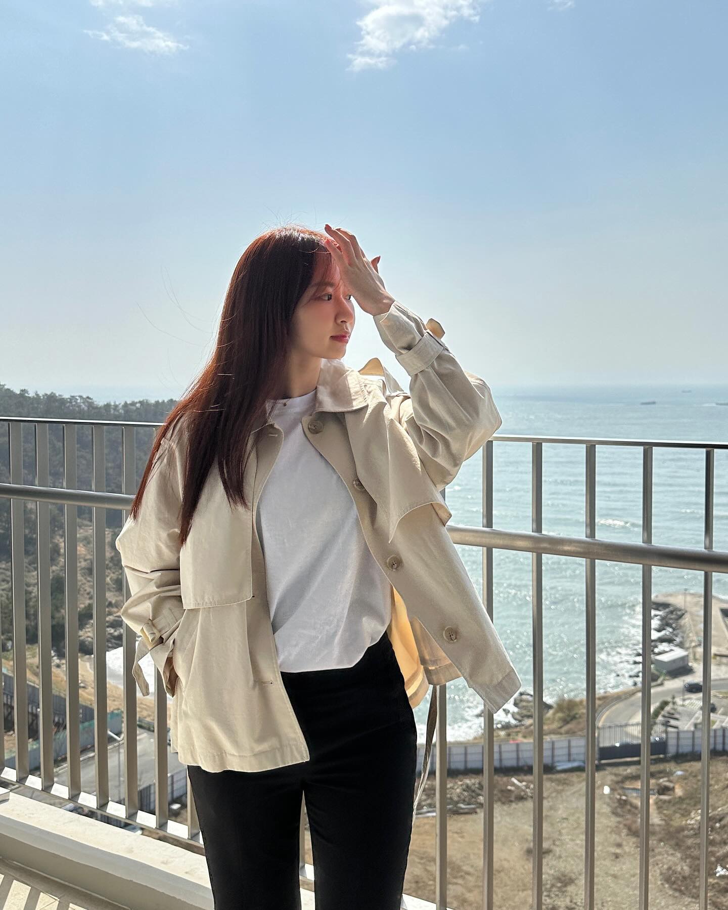 ⠀
여러분, 좋은 아침이에요🙌🏻
주말 사이 날씨가 많이 따뜻해졌어요☺️😌
서울보다 이른 벚꽃 개화를 기대하며
주말에 다녀온 부산에서는 스치듯이 벚꽃나무
몇 그루만 봐서 다소 아쉬웠지만
오랜만에 해운대를 살짝 벗어나
오시리아 쪽 바다를 보는데
반짝반짝 너무 기분 좋더라고요.
⠀
그리고 이 날씨대로면 서울에서도
곧 벚꽃을 볼 수 있을 것 같아서 기대 중이에요🌸
오늘은 오후부터 비 소식이 있던데
모두 우산들고 외출하셔요! 봄비 이후엔
예쁜 꽃을 볼 수 있길 기대하면서
우리 모두 이번 주도 즐겁게 시작해요🫶🏻