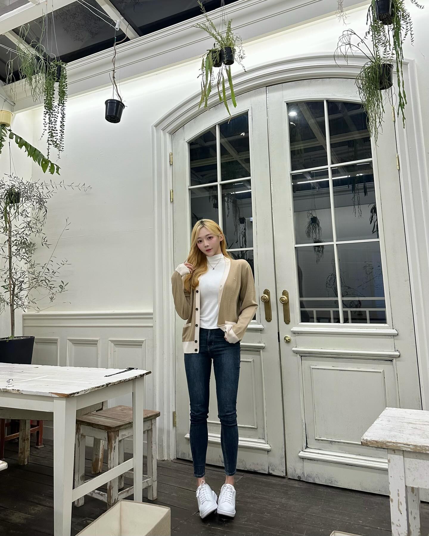 p31_korea 어떤 스타일링에도 쉽게 코디하기 좋은 스니커즈 👟
가볍고 편한데 키높이까지 ,, 요즘 내 애착신발이라지 🪽🩵

#스니커즈 #화이트스니커즈 #어글리슈즈 #남자스니커즈 #여자스니커즈 #니커즈추천 #협찬