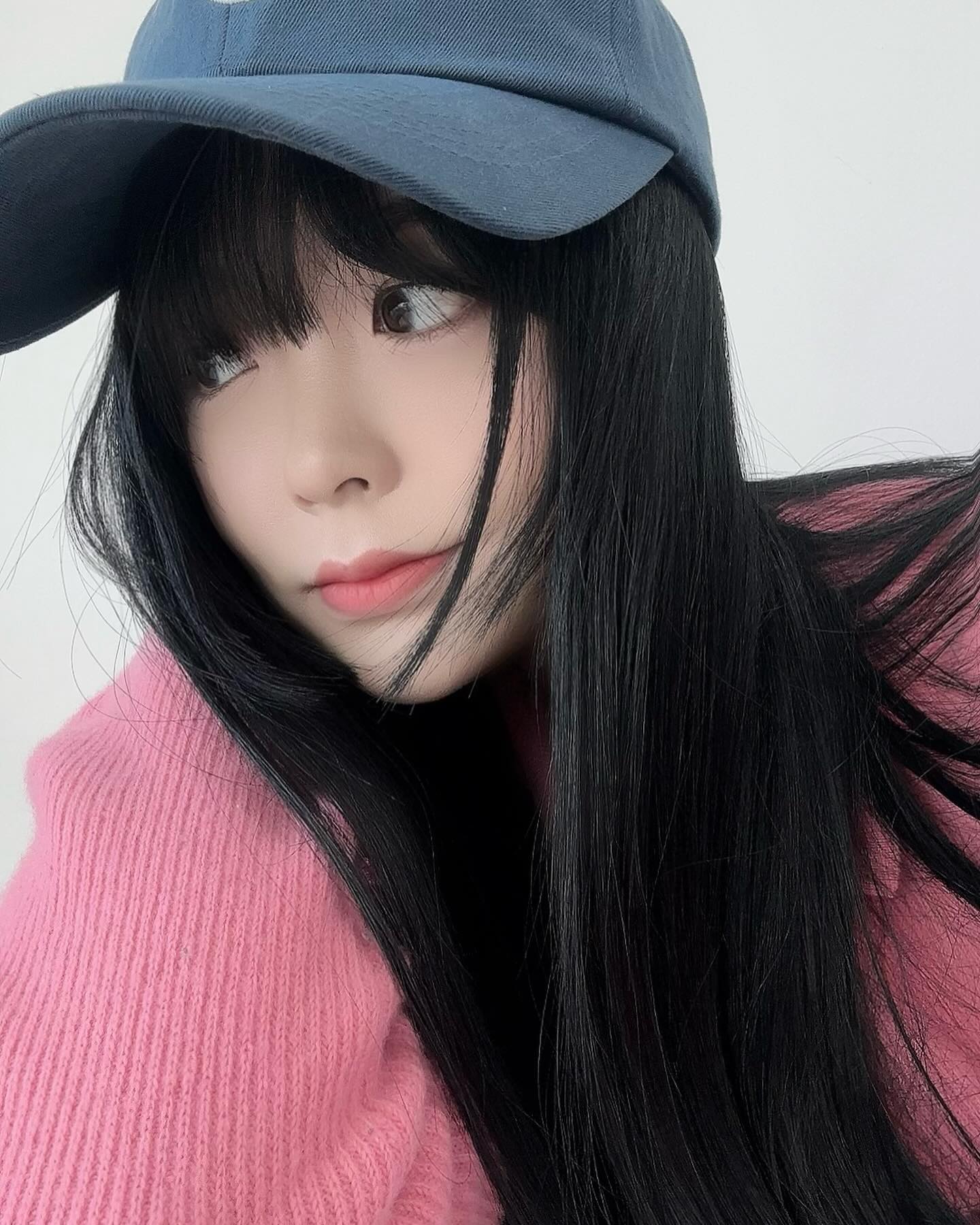 핑크네이비조합..생각보다 예뿌자나..?💙🩷💙
오버사이즈 볼캡이 시그니처 볼캡이라는데 맘에듄댜🥹🫶🏻

overhat.official
▪️제품명 : 엠브로이드 볼캡 spring lake
▪️사이즈 : F(프리)

#오버사이즈모자 #오바사이즈볼캡 #모자코디 #볼캡 #볼캡코디 #코디계정 #패션계정 #오버햇 #겨쿨코디 #쿨톤코디 #코디그램 #니트코디 #코디북