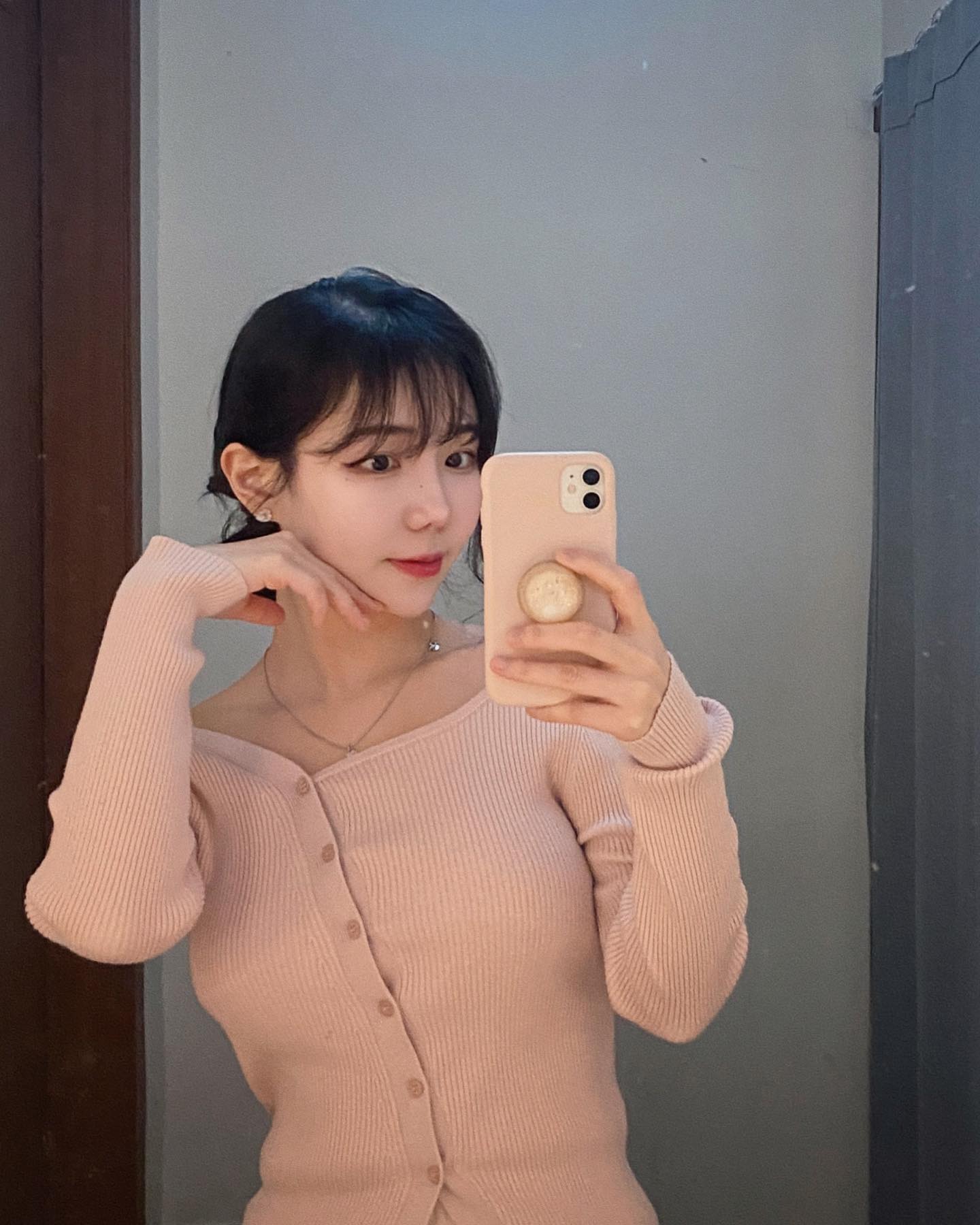 난 항상 연말에 앞머리를 자르고
그리고 1월에 다시 넘긴다☺️...

🎀🪞