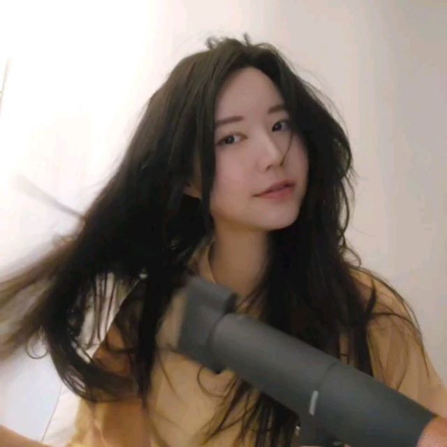 쩌네 on Instagram: "#협찬 플러스에어 헤어 드라이기를 소개할게요! 2023년에 출시한 신규 패키지에는 인컬, 아웃컬, 에어브러쉬, 벽걸이거치대 등 3종 노즐이 들어있어서 드라이뿐 아니라 스타