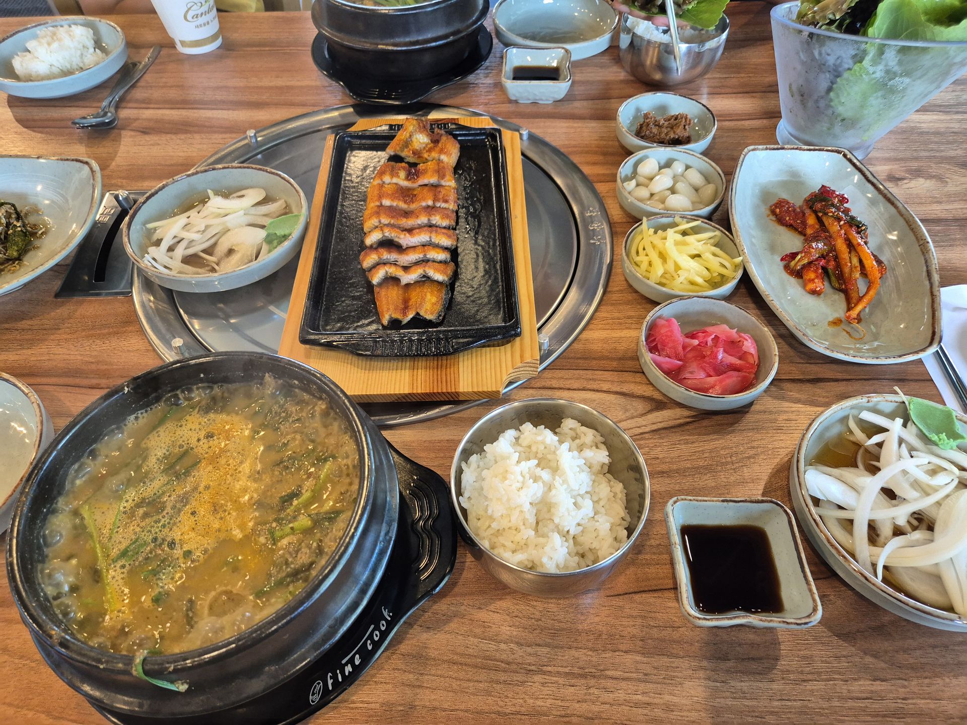 우왕~~~힘든날의 연속...ㅜ.ㅜ
여보~ 우리 몸보신 쫌 하자~^^

집 근처에 새로 오픈한 박가장어
점심특선이 있어서 가성비 좋게 장어를 먹을 수 있는곳~!
넓디 넓은 논밭 풍경을 배경으로 몸에 좋은 장어랑 시래기탕 으로 힐링 타임~!

장어 비린맛 1도 없이 진짜 너무 맛있었음... 다 구워서 나오니 손댈곳 없이 냠냠 먹기만^^
우리 다시 힘내서 열씨미 일하쟝~^^

#대구칠곡장어맛집
#대구칠곡점심특선장어맛집
#칠곡점심
#박가장어