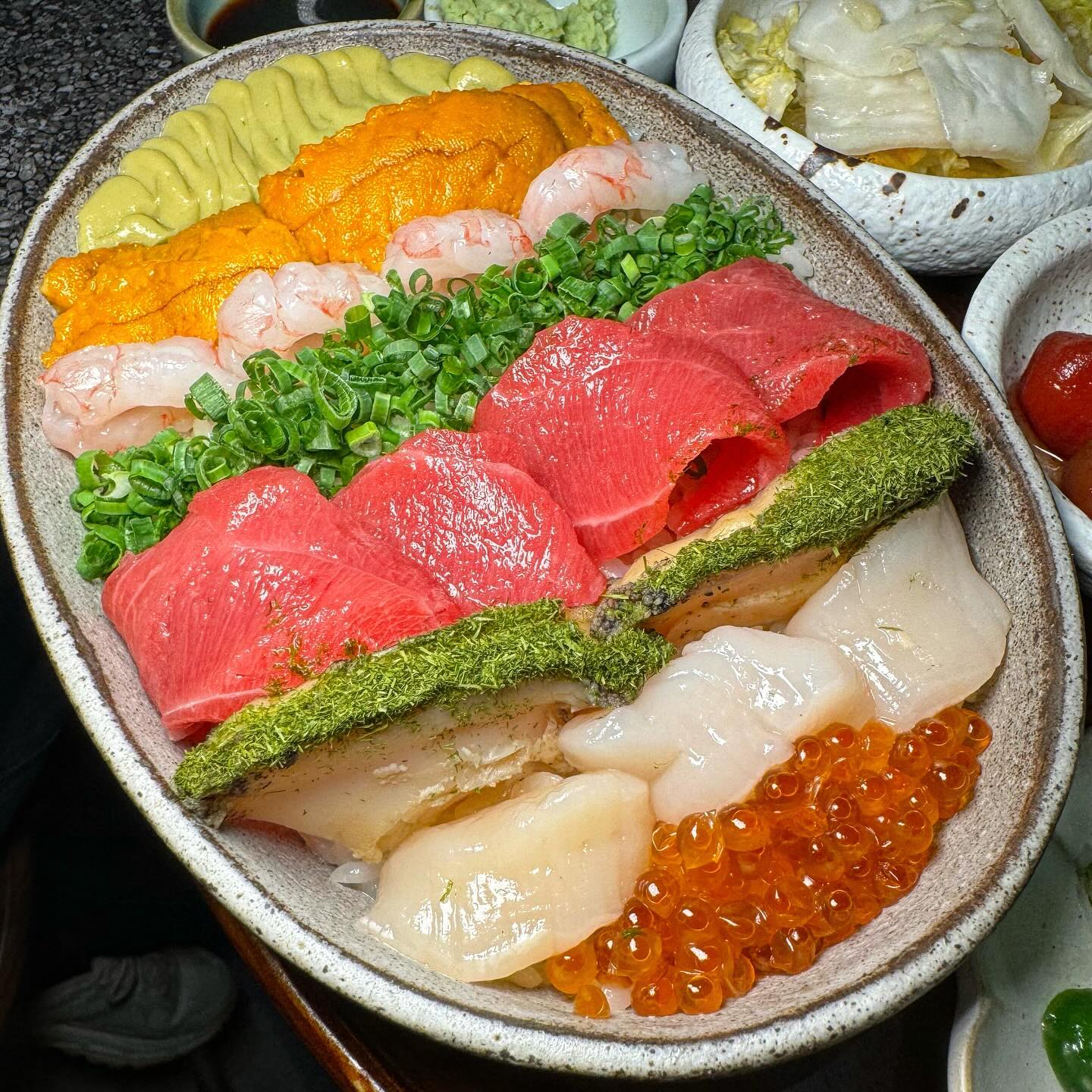 정갈한 한상차림에 매력적인 비주얼까지🥹 

일식*한식이 넘나 조화롭게 어울리는 한상차림이라니🤤 인테리어부터 넘나 이쁜데 해산물이랑 밥 양념 조합이 대박이에오,,

간도 너무 잘 되어있고 같이 나온 살치살스테이크도 진심 입에서 살살 녹아버림🫶🏻 명란 관자 카나페도 안먹으면 섭해요ㅜ

데이트하기도 넘 좋고 부모님 모시고 오기도 좋은 찐 맛도리니까 꼭 방문해보세오😚

💋도슬박
💋서울 강남구 압구정로42길 25-3 1층
💋11:30-22:00 (일요일 휴무)
💋저녁 2인 주안상

#강남맛집 #압구정맛집 #한식 #한식맛집 #일식추천 #일식 #신상맛집