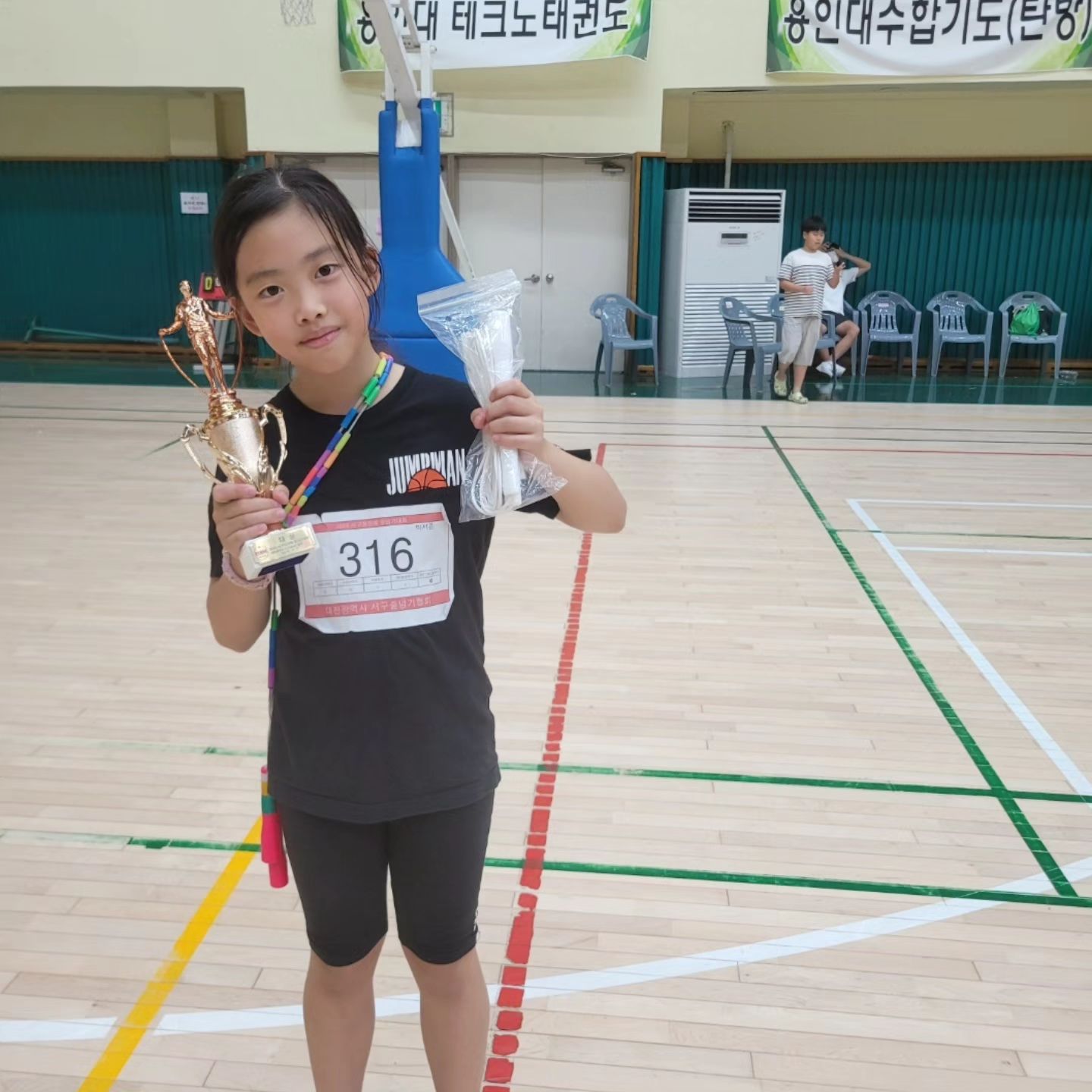 2024서구청장배줄넘기대회 
양발모아뛰기 금상 
번갈아뛰기 금상 
이중뛰기 금상

너무너무 기특해♡

주말이 너무 피곤했지만
엄빠뿌듯 !
하고싶은거  다해 울애기

#줄넘기대회 #대전줄넘기대회 #일상 #데일리 #주말일상 #딸스타그램 #초등학교3학년 #내일이월요일이라니 #사랑해