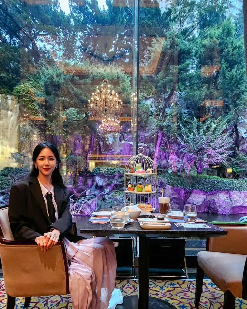💜🩷🍃여름이 끝난것같은 선선한 느낌에
10월들어 처음으로 긴팔옷을 다시 꺼내입은 날.

#롯데호텔서울 #페닌슐라라운지

예상하지 못한 비가 갑작스럽게 내렸지만
창가 폭포뷰가 너무 예뻤다💜🩷🌿🦭🪽

🩵비가와도,
오히려 좋아☺️🫶💜