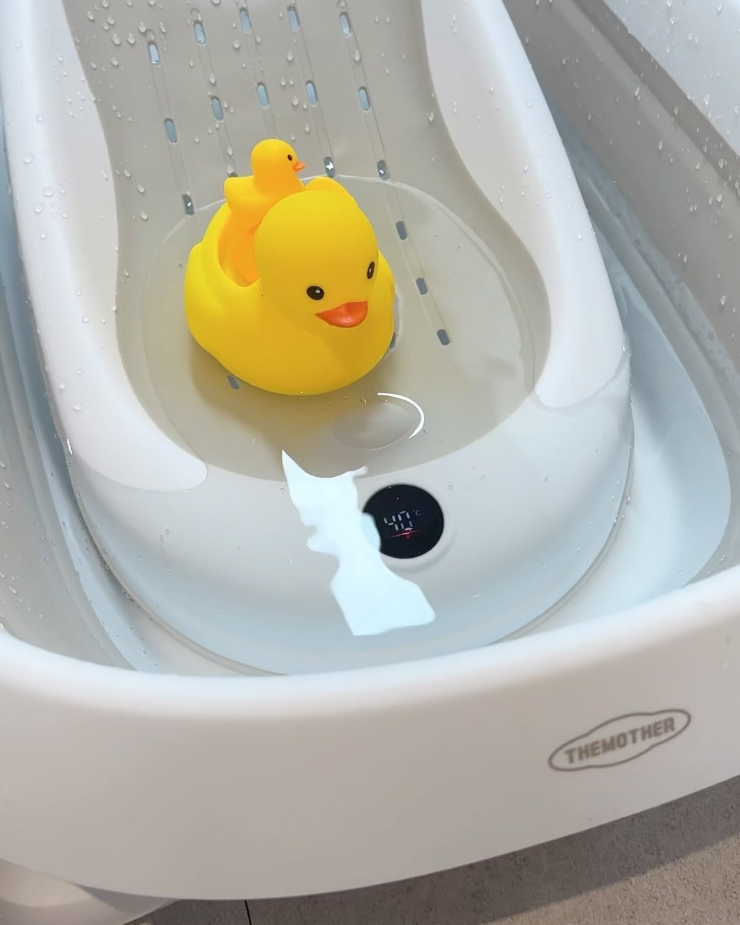 #제품제공 

온도계가 달려있는 #더마더 #욕조리클라이너 🌡️🛀
사용해보니 요고 완전 추천템! 

#신생아목욕 할때 손목은 아프고, 아기는 비명지르고 😂
물온도 맞추기도 늘 어렵고, 
물버리기도 힘든데 한방에 싹다해결! 
이래서 #육아템 이 중요하구나 싶어요 ! 🙌🏻

🩵리클라이너가 아기를 안아주는 디자인이라 잘 흘러내리지 않음 
🩵등부분이 딱딱한 플라스틱이 아닌 말랑거리는 재질!
🩵사용 후에는 접어서 고리쪽으로 벽에 걸어두거나 세워 보관 

남편이 목욕시간마다 아기를 고문했는데ㅋㅋ 🤪
이제 아가도 보는 저도 마음이 편안☺️ 

🔖themother_official 
🔖cryingbebe_official

#크라잉베베 #아기욕조 #리클라이너추천 #아기용품추천 #아기목욕 #실전육아 #육아맘