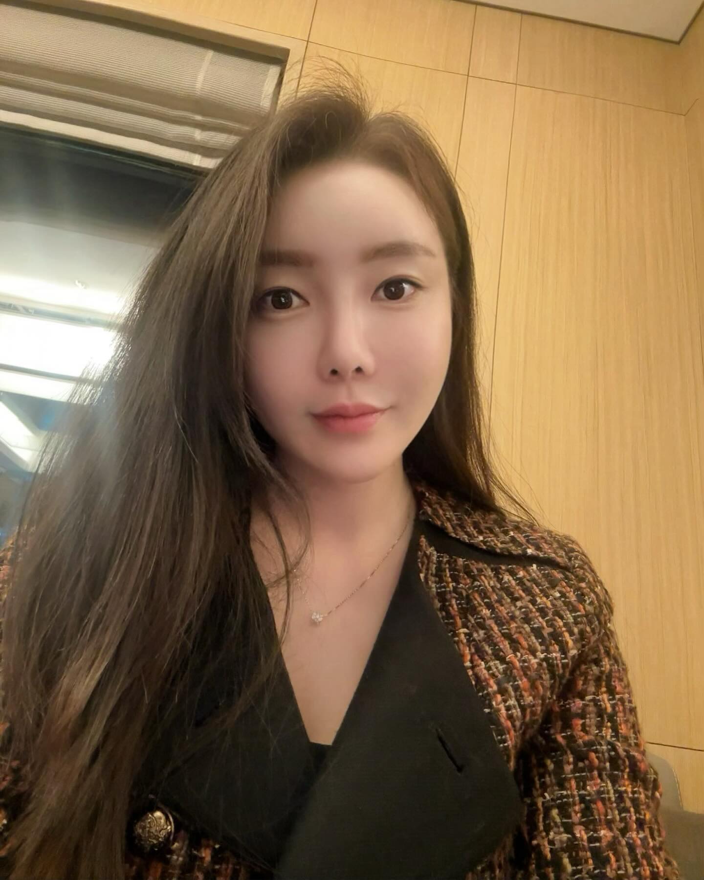 사룽하는 남푠님하고 먹고 먹고 또먹고!!
살찌는 계절~
.
남푠님아 잘 먹었쭙니다~🤗.
사룽해용~💕💕💕💕💕💕
.
아~회는 어머님이 사주셨쥐~!!
어머님 잘 먹었습니당~ 사룽해요🥰
.
.
#데이트 #부부스타그램 #맛스타그램 #오늘뭐먹지 #actor #model #연기 #모델 #배우 #먹스타스램 #럽스타그램