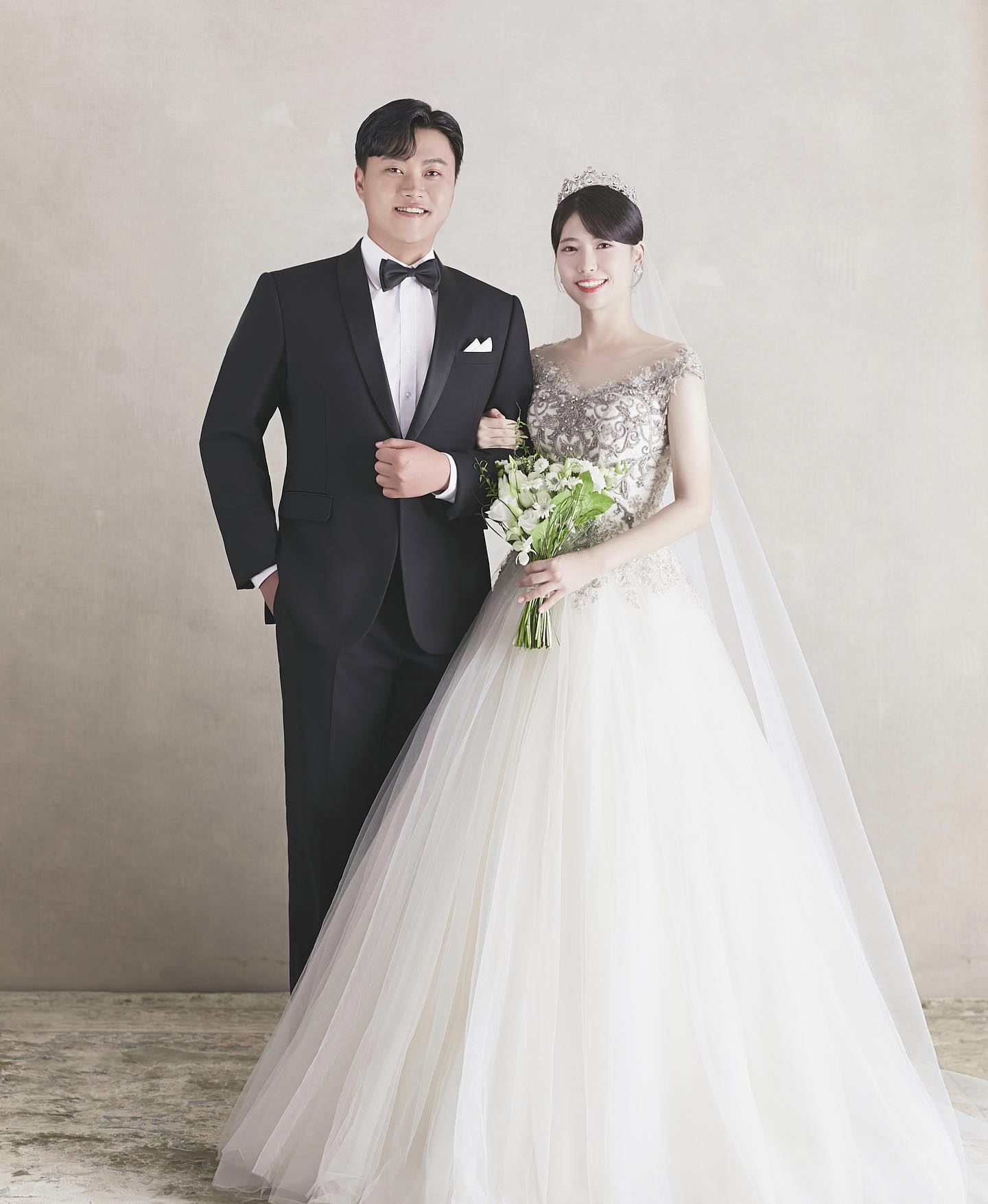 💍 D-6 #결혼합니다 

다가오는 2023년 12월 3일

항상 내 편이 되어주고 
변함없는 모습으로 한결같이 사랑을 주는 사람,
평범한 일상도 행복이라는 걸 알게 해 준
이민성이라는 소중한 사람과 평생을 함께하기로 약속합니다 ღ

소중하고 뜻깊은 날, 한 분 한 분 찾아뵙고
인사를 드리는 게 예의인 줄 알지만
오랜만에 드리는 연락이 부담되지 않을까 하는 마음에
연락드리지 못한 분들이 많습니다.

부디 넓은 마음으로 이해해 주시고
언제든지 연락을 주신다면 감사한 마음을 담아 
꼭 초대하고 싶습니다.

축복해 주시는 모든 분들의 소중한 마음들 잊지 않고
감사하며 예쁘게 잘 살겠습니다.

🤍 2023.12.03.(일) 오전 11시 30분
🤍 경상남도 진주시 mbc컨벤션 진주 2관 캐슬홀