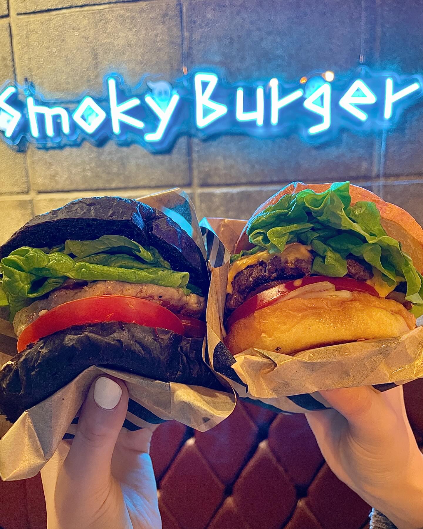 제주도민 추천 맛집🧡

📍스모키버거

제주도민 추천으로 수제버거집인 스모키버거 다녀왔어요❗️
가성비 굿 맛도 굿이었어요👍👍

사장님이 5성급 호텔 쉐프였대요😱
빵, 고기, 소스 모든 것을 매장에서 직접 만들어서
갓나온 버거는 신선함은 기본✨✨
입에서 녹더라구요🧡

훈연한 소고기 패티와 직접 만든 번이 진짜 최고였어요

가격이 7천원인게 대박이에요..

제주도 여행가시는 분들 꼭 가보세요✌️

위치는 제주시내쪽에 있어요
📌제주특별자치도 제주시 일도이동 981-1 1층 스모키버거