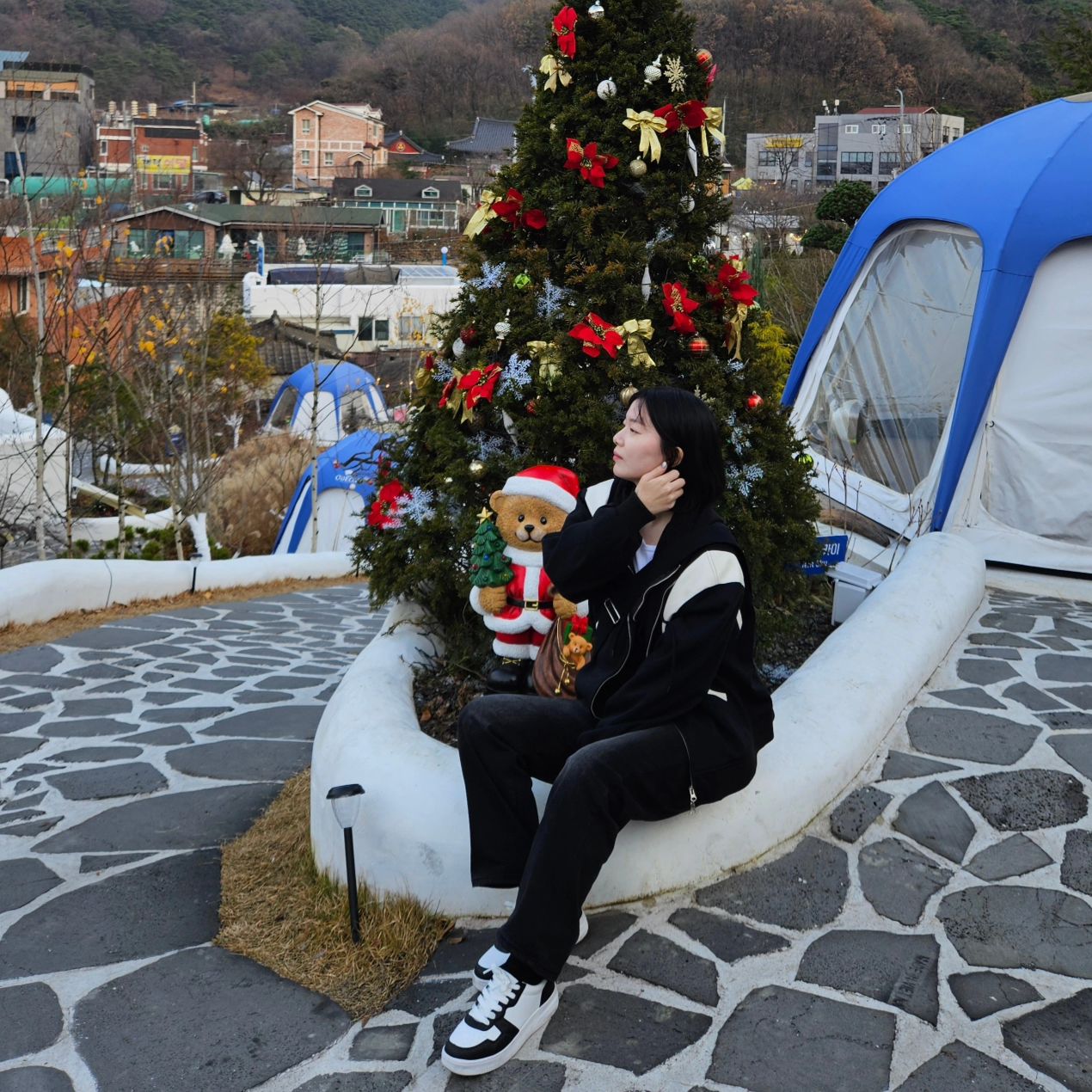 메리크리스마스에오 여러분🎄
한달 전부터 눈여겨보고 있던 인친님의 룩을
언젠간 따라입어보겠다고 생각하다가
드디어 최근에 트리와 함께 찍었습니다!

완전하게 따라하기엔 아이템이 많이 부족해서
예전에 협찬받은 바시티자켓에, 크롭후드,흰티
바지는 복플레이스에서 흑청바지로
그리고 신발은 너무 좋아하는 저의 최애
슈펜 테니스슈즈로 대체했습니다🫠

비슷하게 따라해 본 인친님은
minse.28 의 민서님이신데요
댄디하면서도 깔끔하고 코디만 보여주시는데도
그자체로 너무 훈훈한st✨️
20대 남친룩으로,동네오빠 동생룩으로
따라하기에 너무 좋은 스타일이라선
새내기룩도 전 매우 기대하고 있답니다😆😆

#크리스마스 #크리스마스트리 #대구카페 #산토리니 #복플레이스 #흑청바지 #바시티자켓 #겨울코디 #무채색코디 #캐주얼룩 #패션소통 #데일리스니커즈 #슈펜 #코트화 #레더스니커즈 #패션스타그램 #패션계정 #패션맞팔