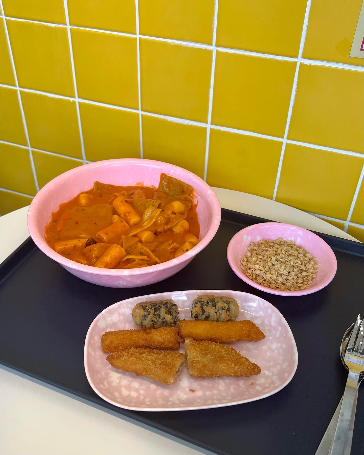 #협찬 #스텔라떡볶이 
⠀⠀⠀⠀⠀⠀⠀⠀⠀⠀⠀⠀⠀⠀
별 찍어 먹는 떡볶이, 스텔라떡볶이 먹어봤오요➰
⠀⠀⠀⠀⠀⠀⠀⠀⠀⠀⠀⠀⠀⠀
₩ 마라로제떡볶이 9,9
₩ 튀김 3종 3,0
₩ 별튀김 1,0
⠀⠀⠀⠀⠀⠀⠀⠀⠀⠀⠀⠀⠀⠀
얼얼한 마라와 꾸덕한 크림을 듬뿍담은 로제가 만난 마라로제떡볶이에는 건두부가 들어가 식감이 더 좋았어요ᵎᵎ 로제와 마라의 조합이라 맛이 겉돌면 어쩌지 했는데 얼얼한 마라맛도 로제맛도 잘 느껴지면서 조화롭더라구요˜  순수별, 치즈별, 할라피뇨별, 카레별, 어니언별 총 다섯가지 종류의 별튀김을 입맛대로 골라 떡볶이의 떡과 어묵, 건두부까지 콕콕 찍어먹으면 👍👍👍 떡볶이는 맵찔이를 위해 맵기 단계도 조절할 수 있어서 더 좋았습니다☺️
⠀⠀⠀⠀⠀⠀⠀⠀⠀⠀⠀⠀⠀⠀⠀⠀⠀⠀⠀⠀⠀⠀⠀⠀⠀⠀⠀⠀
스텔라떡볶이는 60계치킨의 제2의 브랜드로 60계치킨의 ❛ 매일 새 기름 ❜ 타이틀 그대로 스텔라떡볶이 튀김도 매일 새기름으로 바로바로 조리되어 신선하게 드실 수 있답니다😃 
⠀⠀⠀⠀⠀⠀⠀⠀⠀⠀⠀⠀⠀⠀
@스텔라떡볶이 대구지산범물점 
📍대구 수성구 지산동 1277 
⠀⠀⠀⠀⠀⠀⠀⠀⠀⠀⠀⠀⠀⠀
#떡볶이 #떡볶이맛집 #떡볶이추천 #수성구떡볶이 #대구떡볶이 #지산동떡볶이 #지산동맛집 #지산동분식 #대구떡볶이맛집 #마라떡볶이 #로제떡볶이 #마라로제 #별튀김 #60계치킨 #먹팔 #선팔맞팔 #맞팔환영