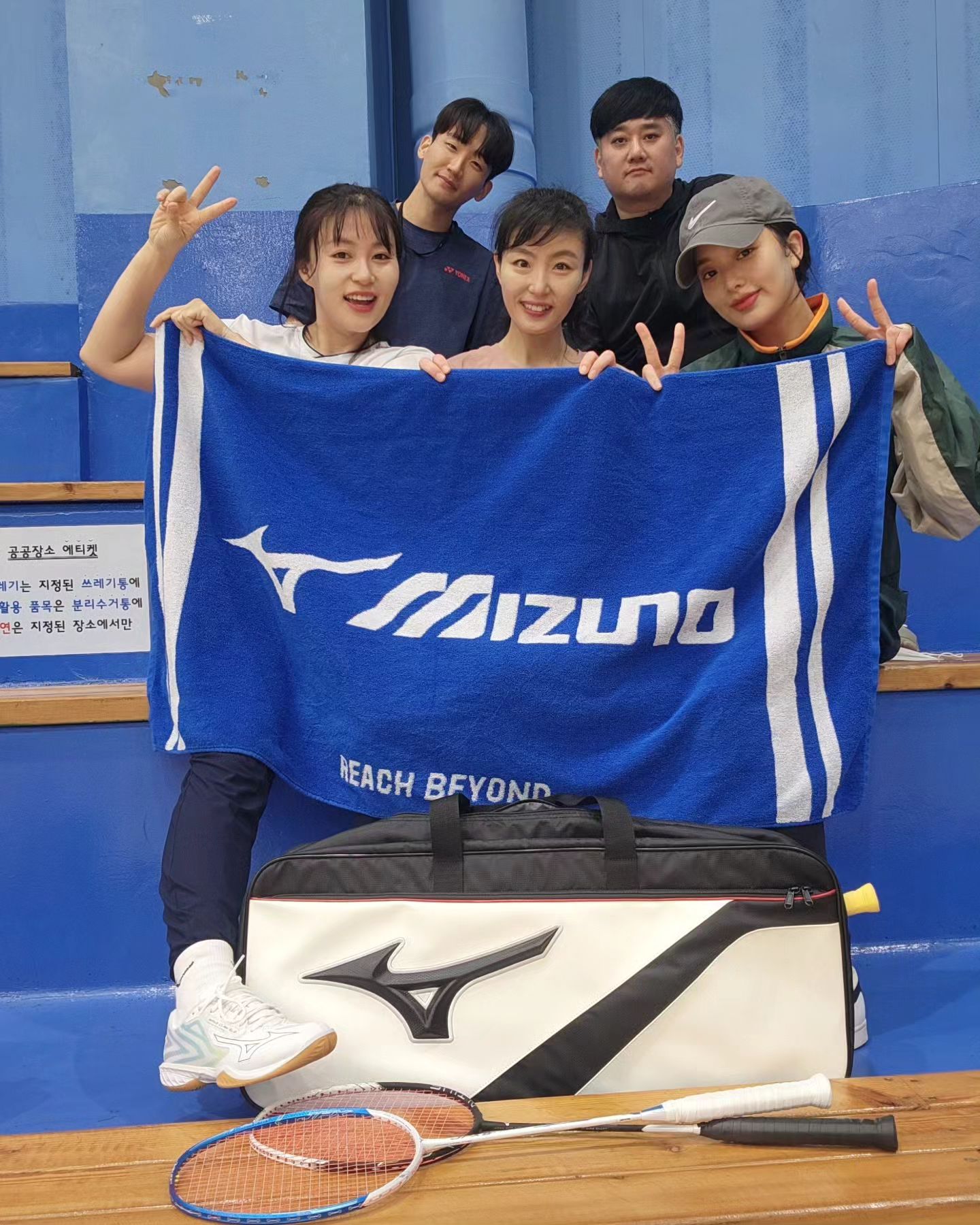 클럽 체육관 문닫은 날, 
소규모 평일 아침운동!!
5명이 하느라..4게임하고 한번 쉴수 있었던..
빡셨지만 땀흘리고, 점심먹고 
카페수다까지 완벽한 풀코스 ❤️

미즈노 라켓 두자루! 
📌아직 JPX8포스 길들이는 중인데 
뭐하나 빠지는거 없이 중간이상은 하는 느낌??
불편함이 별로 안느껴진다.. 
무겁지도 않은데 헤드해비같은 파워도 실리고.. 
자세한 리뷰는 더 써봐야지! 
나머지는 내 실력이 커버해주길 ㅋㅋ 

📌#웨이브클로EL2 는 이제 내 발에 착 감긴다.
📌#미즈노민턴가방 깔끔하고 예쁘다고 다들 칭찬일색!

👉구매는 네이버에 [미즈노스토어] 검색🔎 

#배드민턴게임 #배드민턴 #미즈노배드민턴화 #미즈노배드민턴라켓 #미즈노가방
#미즈노신발 #배드민턴라켓추천 #배드민턴운동화 
#팀미즈노